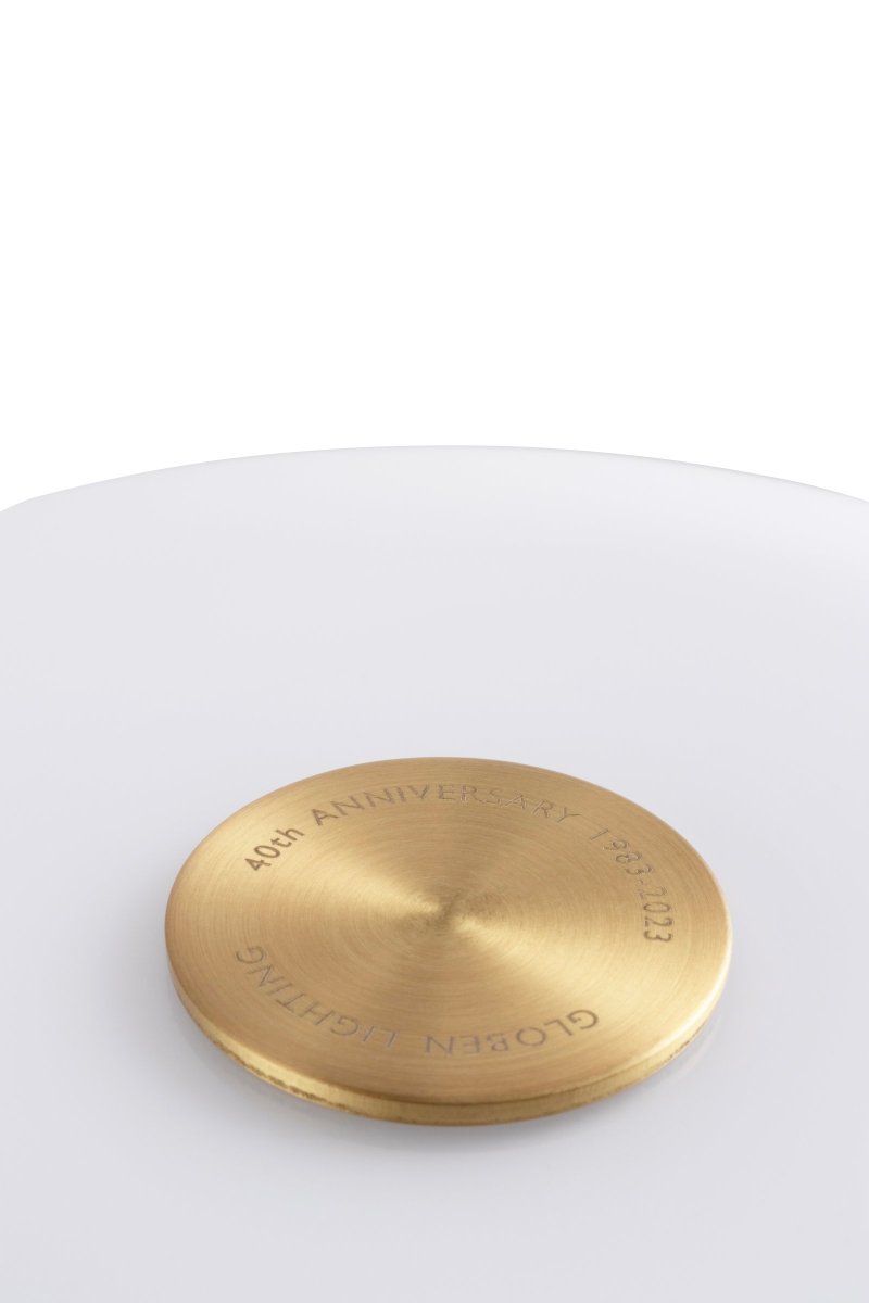 Bullen 25cm Blanco lámpara de mesa De Globen Lighting - El cristal presenta detalles de lat&oacute;n cepillado y un cable y enchufe textil blanco de 200 cm de largo.