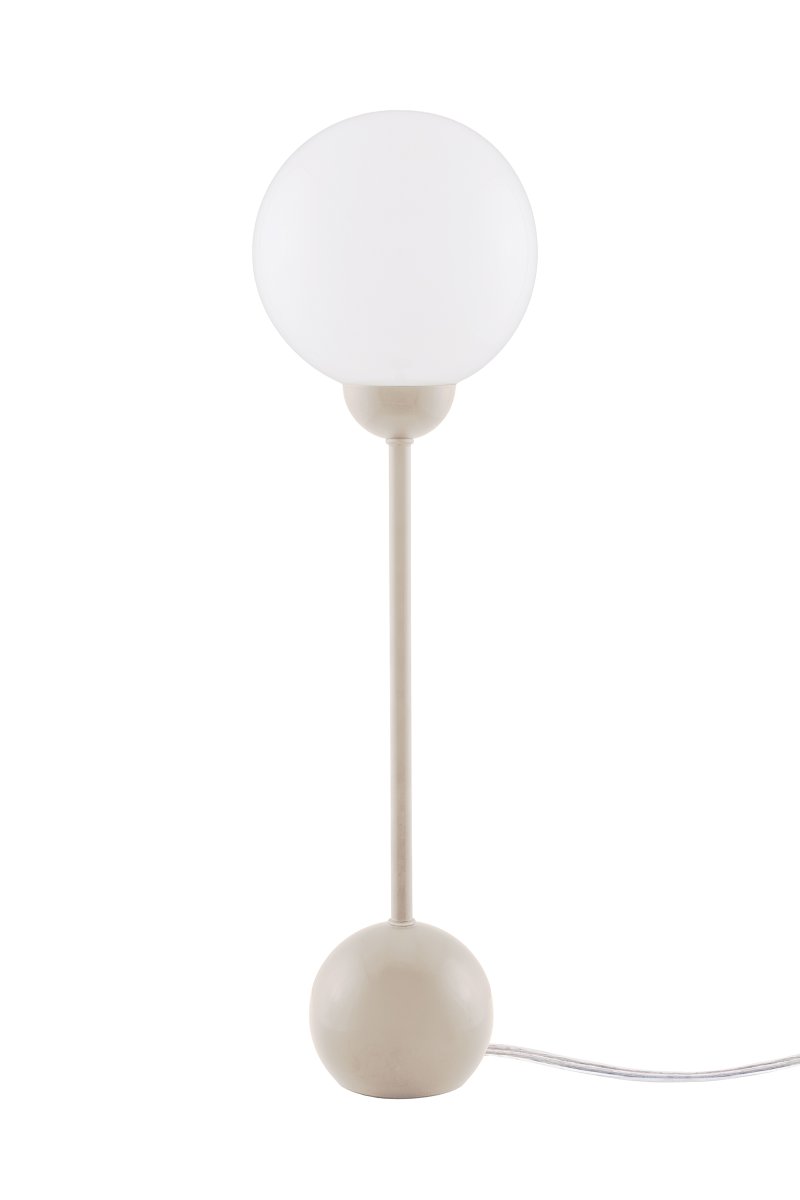 Ripley 52cm Beige lámpara de mesa De Globen Lighting - La elegante lámpara de mesa Ripley, fabricada en hierro, cautiva con su suave acabado beige y su pantalla redonda de cristal blanco opalino.