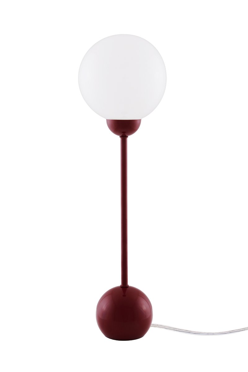 Ripley 52cm borgoña lámpara de mesa De Globen Lighting - Ripley es una elegante lámpara de mesa de hierro con un suave acabado burdeos y una pantalla redonda de cristal blanco opalino.