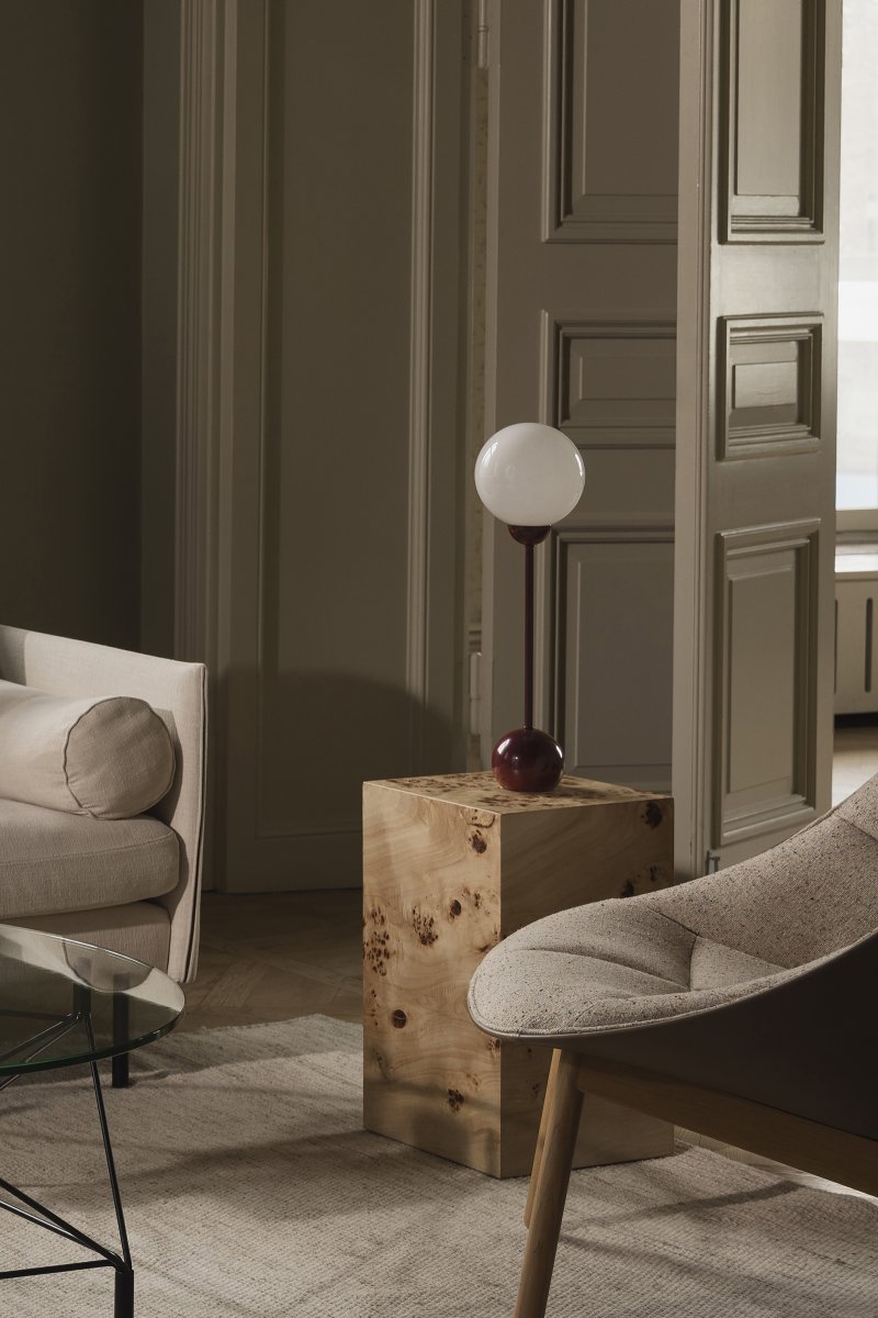 Ripley 52cm borgoña lámpara de mesa De Globen Lighting - Ripley es una elegante lámpara de mesa de hierro con un suave acabado burdeos y una pantalla redonda de cristal blanco opalino.