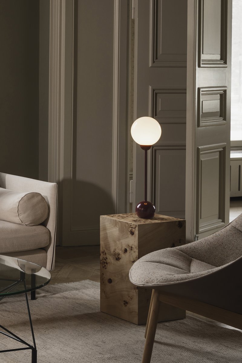 Ripley 52cm borgoña lámpara de mesa De Globen Lighting - Ripley es una elegante lámpara de mesa de hierro con un suave acabado burdeos y una pantalla redonda de cristal blanco opalino.