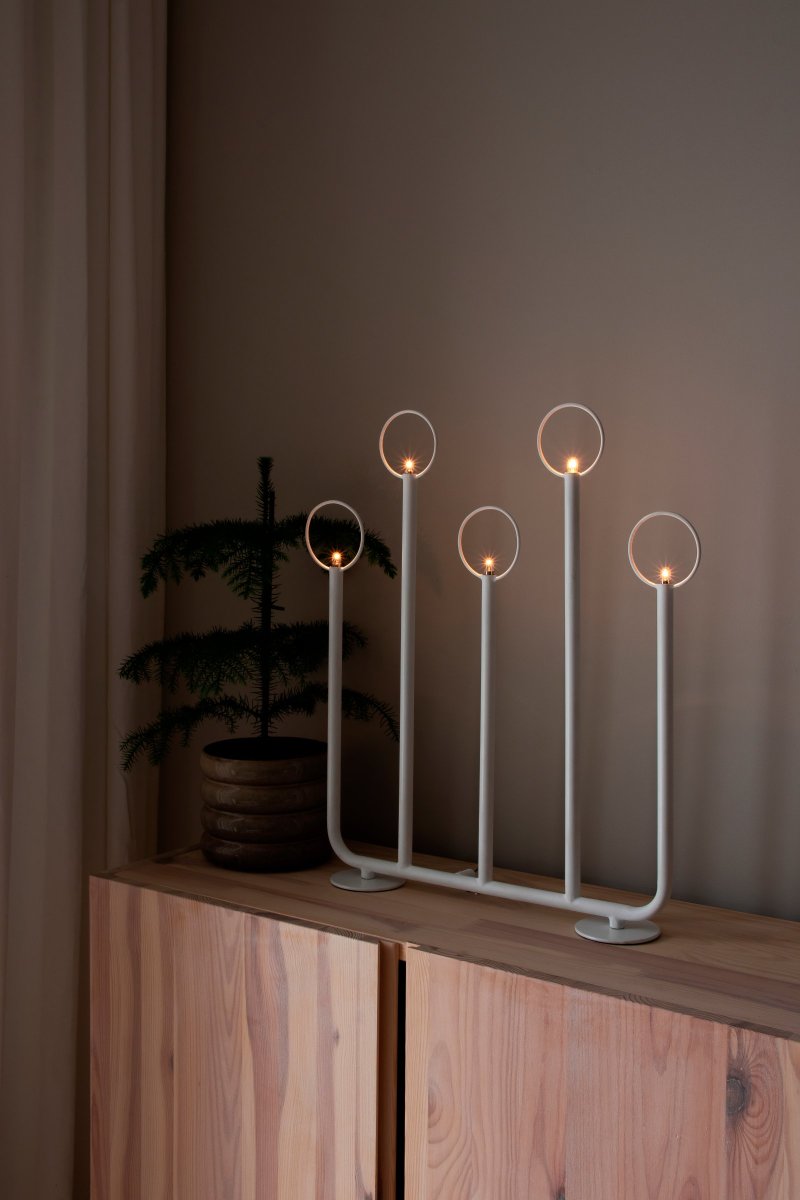 Natale Blanco De Globen Lighting - La lámpara está hecha de metal con recubrimiento de polvo blanco y se suministra completa con fuentes de luz, un cable negro de 200 cm de largo con un interruptor negro, transformador y enchufe.