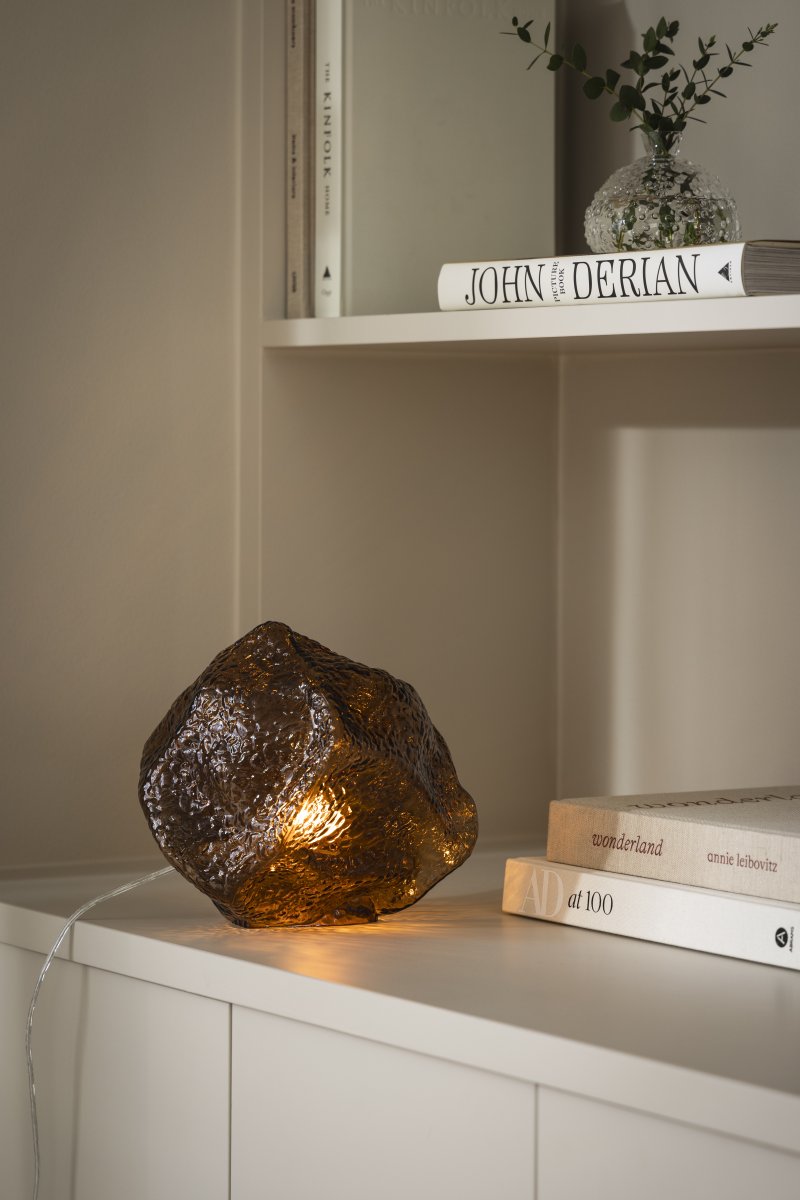 Valerie 22cm Marrón lámpara de mesa De Globen Lighting - El vidrio soplado a mano, con su superficie texturizada, captura la luz, creando un vibrante juego de luces.