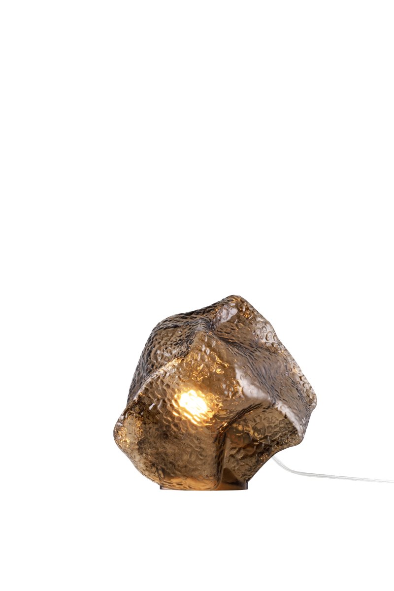 Valerie 22cm Marrón lámpara de mesa De Globen Lighting - El vidrio soplado a mano, con su superficie texturizada, captura la luz, creando un vibrante juego de luces.