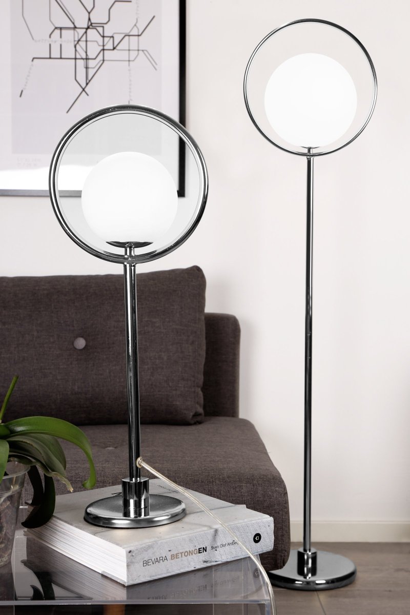 Saint 52cm Cromo lámpara de mesa De Globen Lighting - El anillo cromado con la bola de cristal blanco flotando en su interior.
