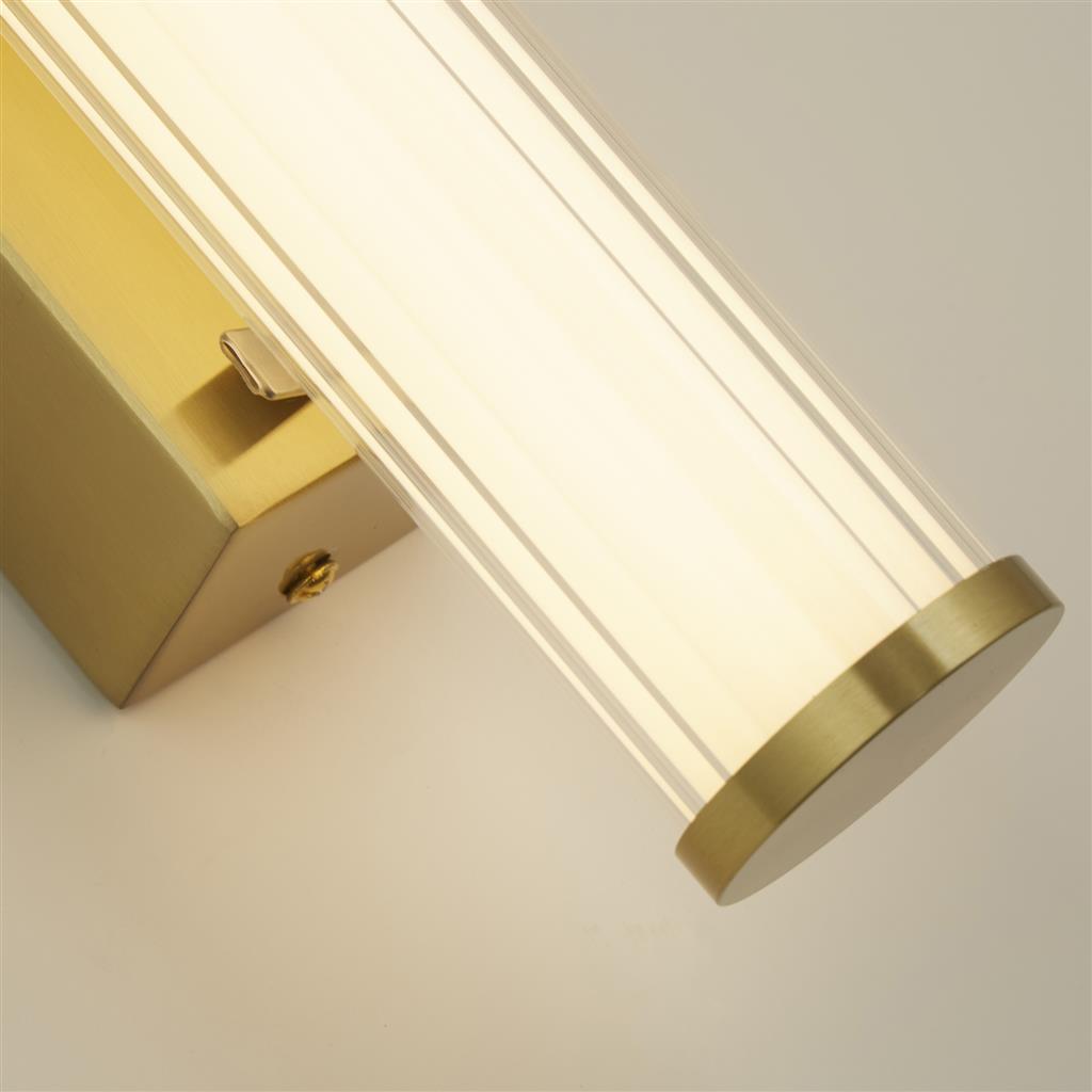 Clamp 33cm Oro lámpara de baño De Searchlight - Incorpora un LED y emite una luz blanca cálida y agradable.