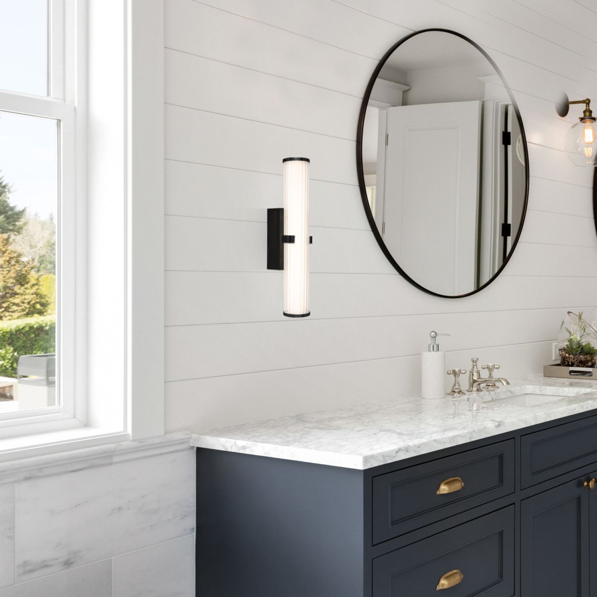 Clamp 43cm Negro lámpara de baño De Searchlight - La forma cilíndrica de la lámpara y el cristal acanalado proporcionan una luz suave y agradable que se distribuye uniformemente por toda la habitación.