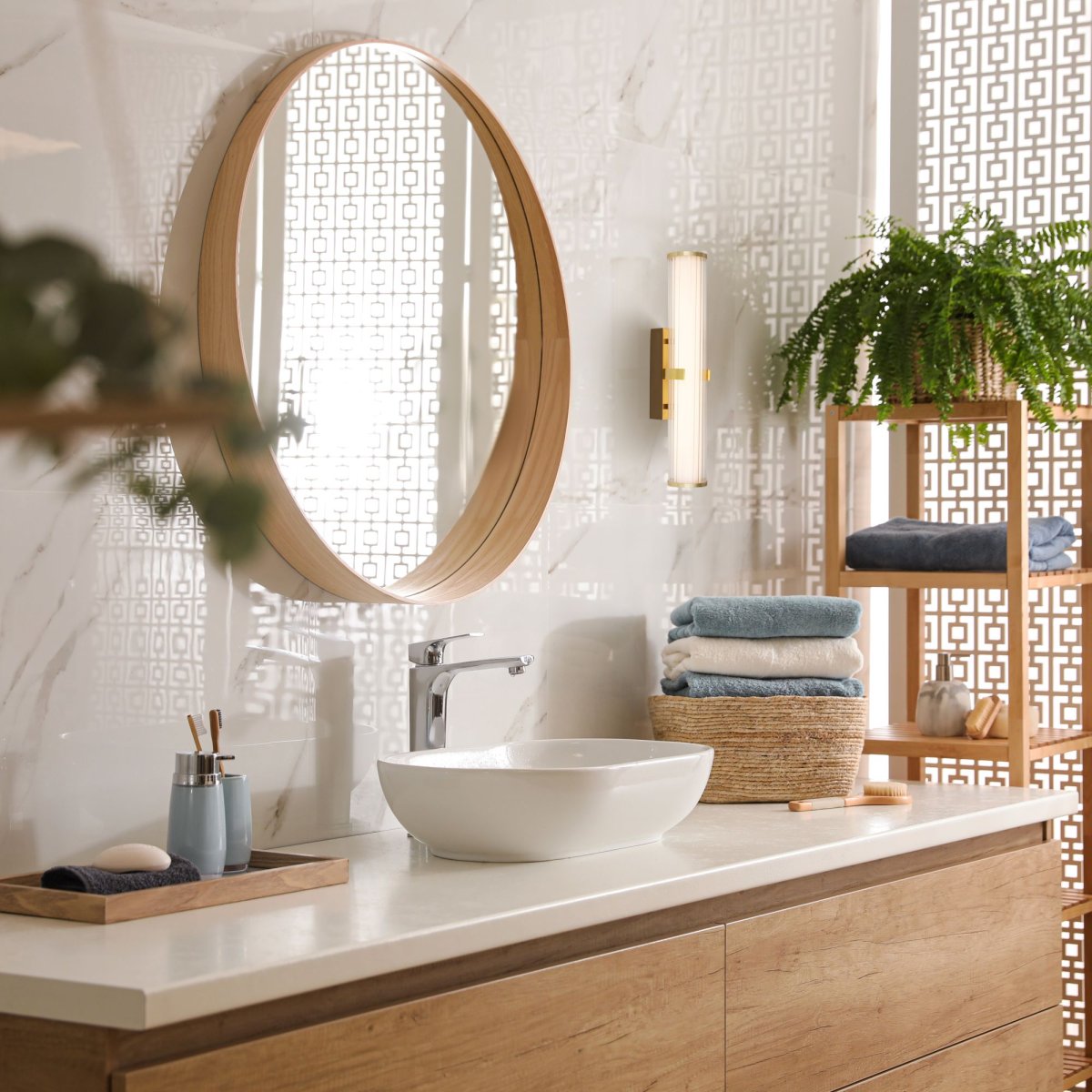 Clamp 43cm Oro lámpara de baño De Searchlight - Esta lámpara combina funcionalidad y diseño y es ideal para crear un ambiente relajante y elegante.