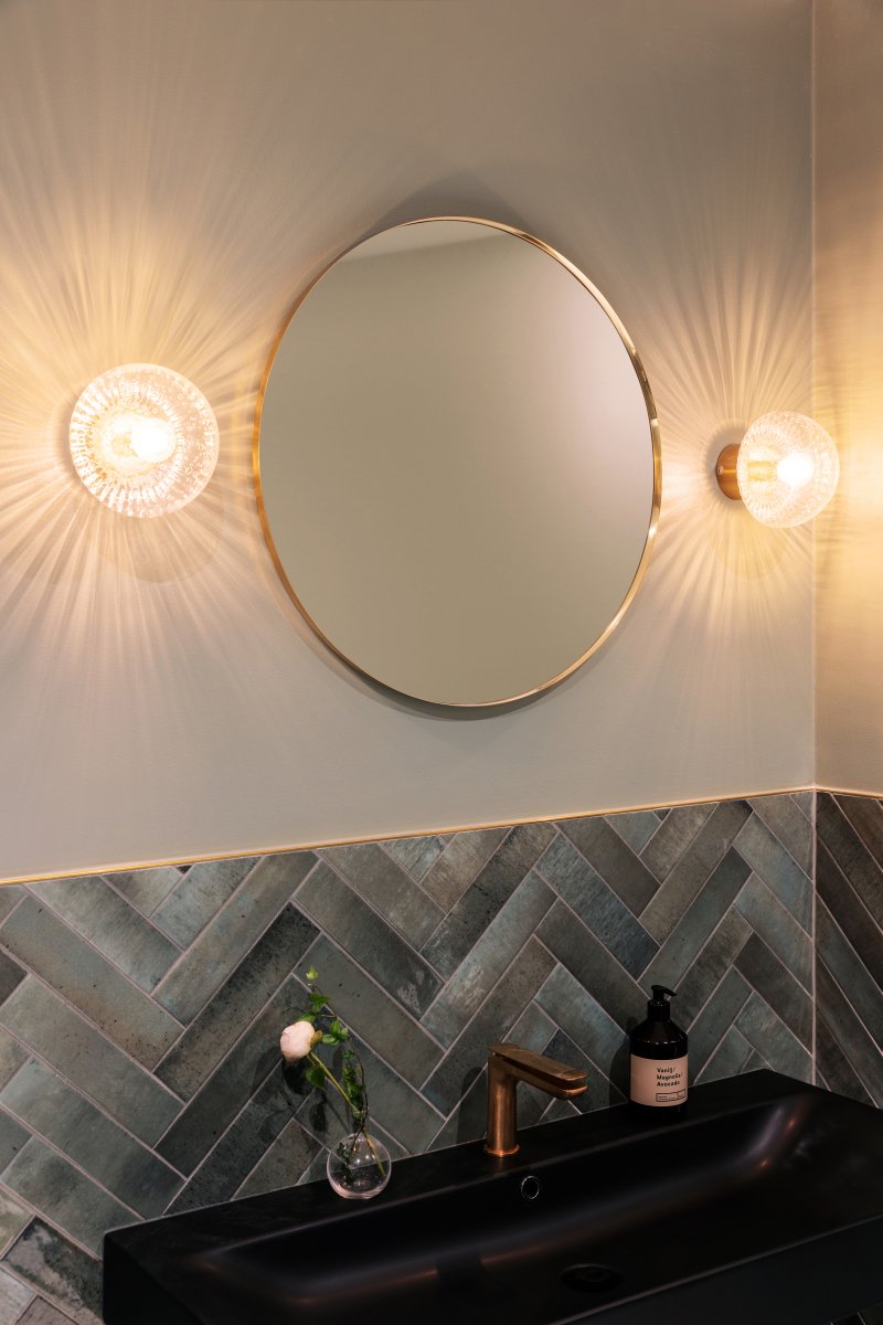Fungo Ø16 Latón transparente/cepillado lámpara de baño De Globen Lighting - El vidrio soplado a mano permite que el color, el grosor y el número de burbujas varíen, lo que hace que cada lámpara sea única.