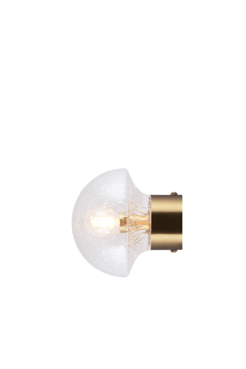 Fungo Ø16 Latón transparente/cepillado lámpara de baño De Globen Lighting - El vidrio soplado a mano permite que el color, el grosor y el número de burbujas varíen, lo que hace que cada lámpara sea única.