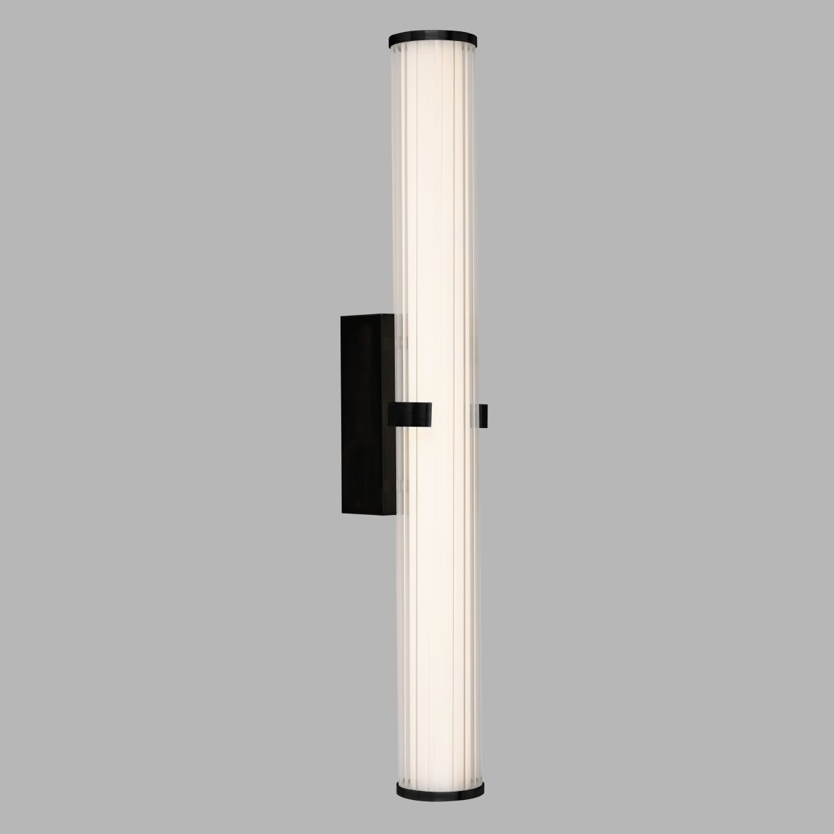 Clamp 63cm Negro lámpara de baño De Searchlight - La forma cil&iacute;ndrica de la l&aacute;mpara y el cristal acanalado proporcionan una luz suave y agradable que se distribuye uniformemente por toda la habitaci&oacute;n.