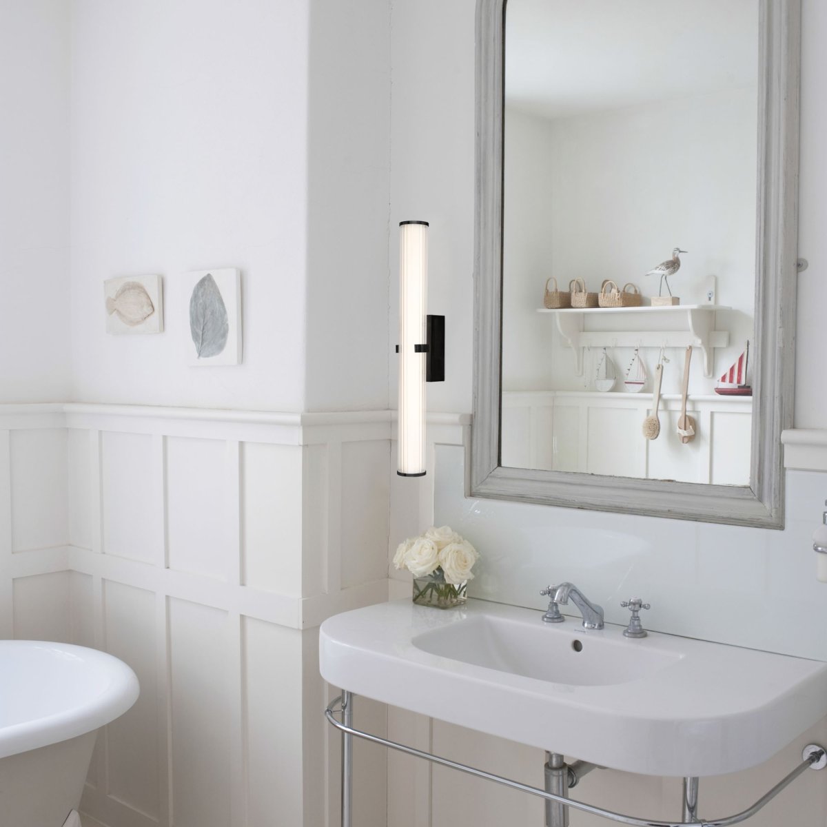 Clamp 63cm Negro lámpara de baño De Searchlight - La forma cil&iacute;ndrica de la l&aacute;mpara y el cristal acanalado proporcionan una luz suave y agradable que se distribuye uniformemente por toda la habitaci&oacute;n.