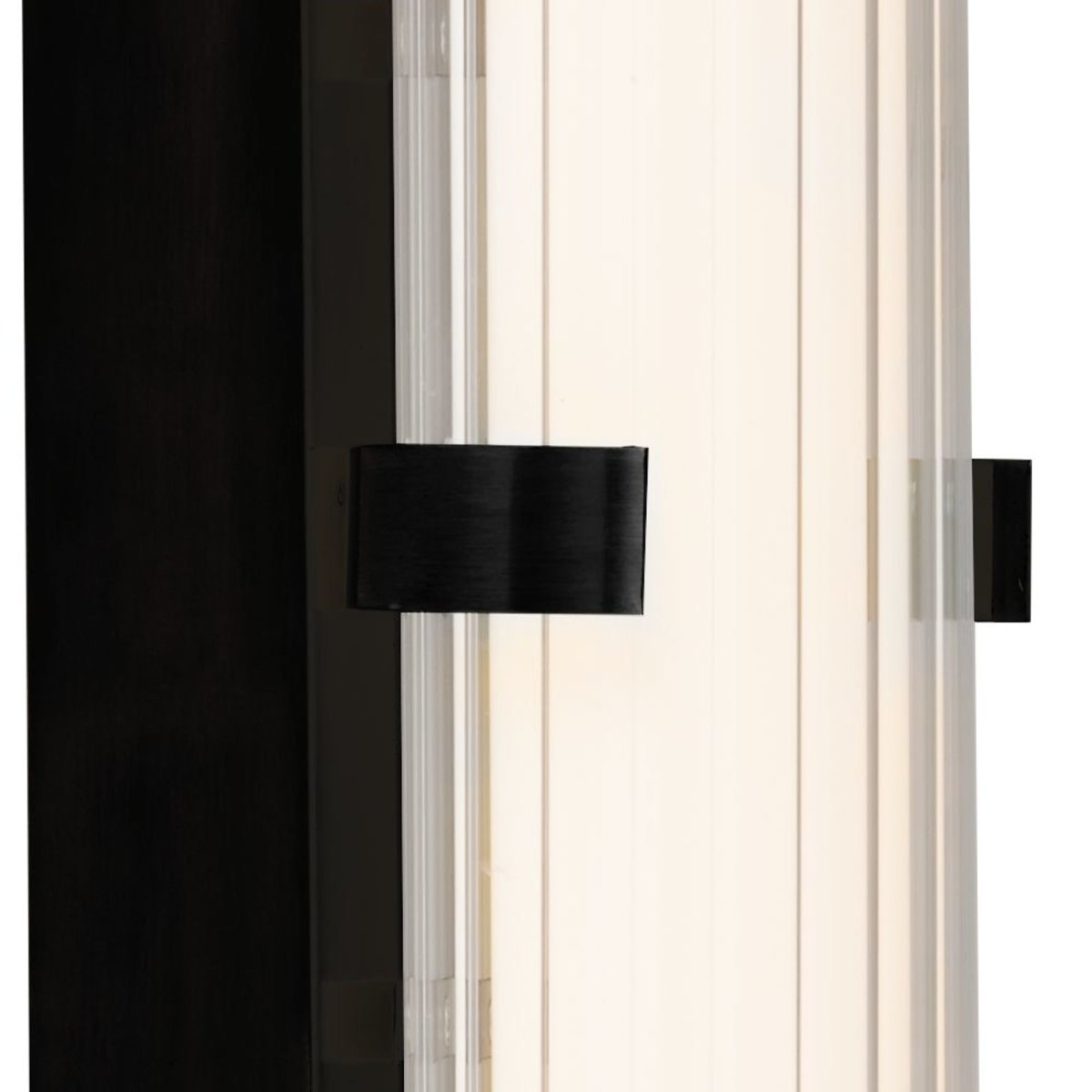 Clamp 63cm Negro lámpara de baño De Searchlight - La forma cil&iacute;ndrica de la l&aacute;mpara y el cristal acanalado proporcionan una luz suave y agradable que se distribuye uniformemente por toda la habitaci&oacute;n.
