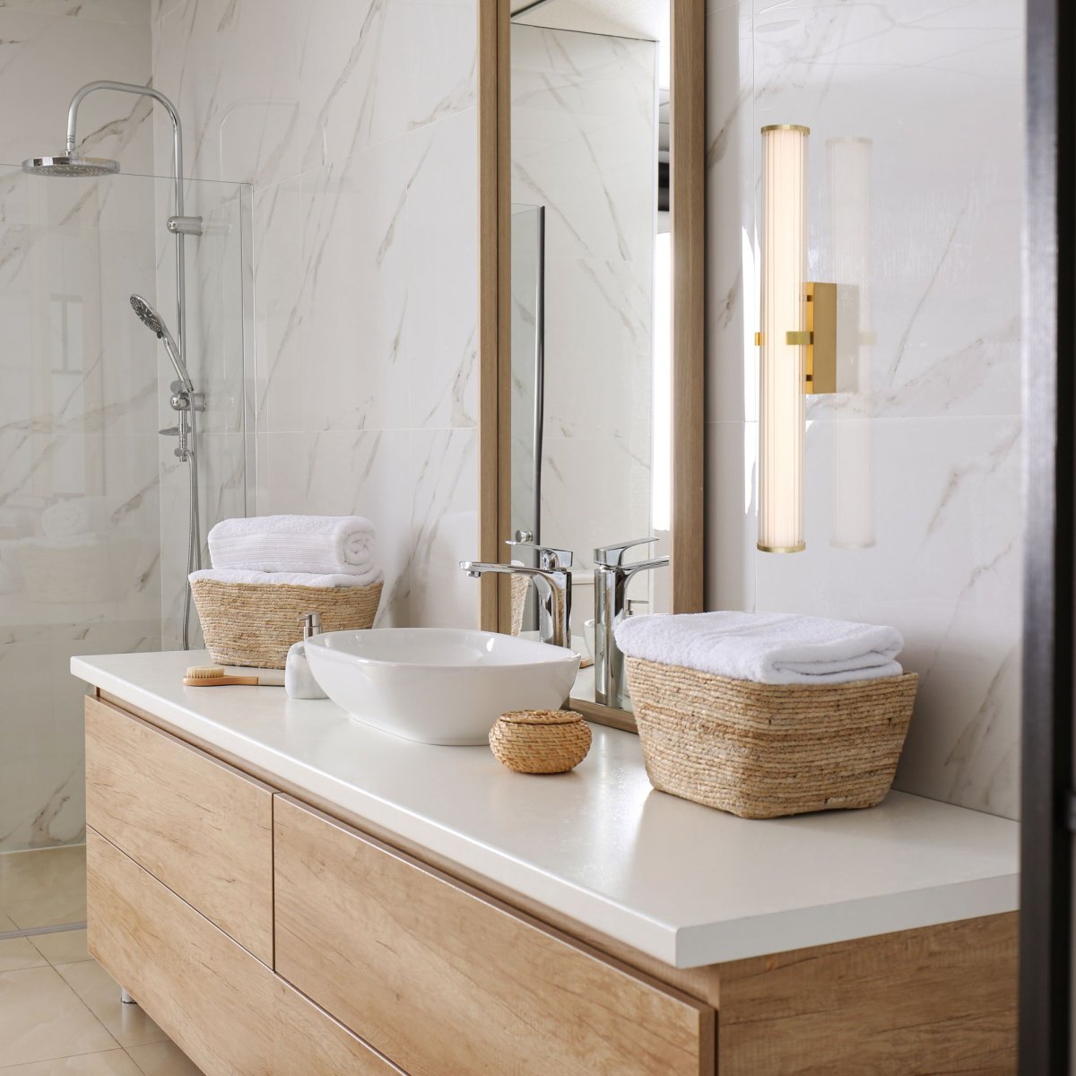 Clamp 63cm Oro lámpara de baño De Searchlight - Esta lámpara combina funcionalidad y diseño y es ideal para crear un ambiente relajante y elegante.