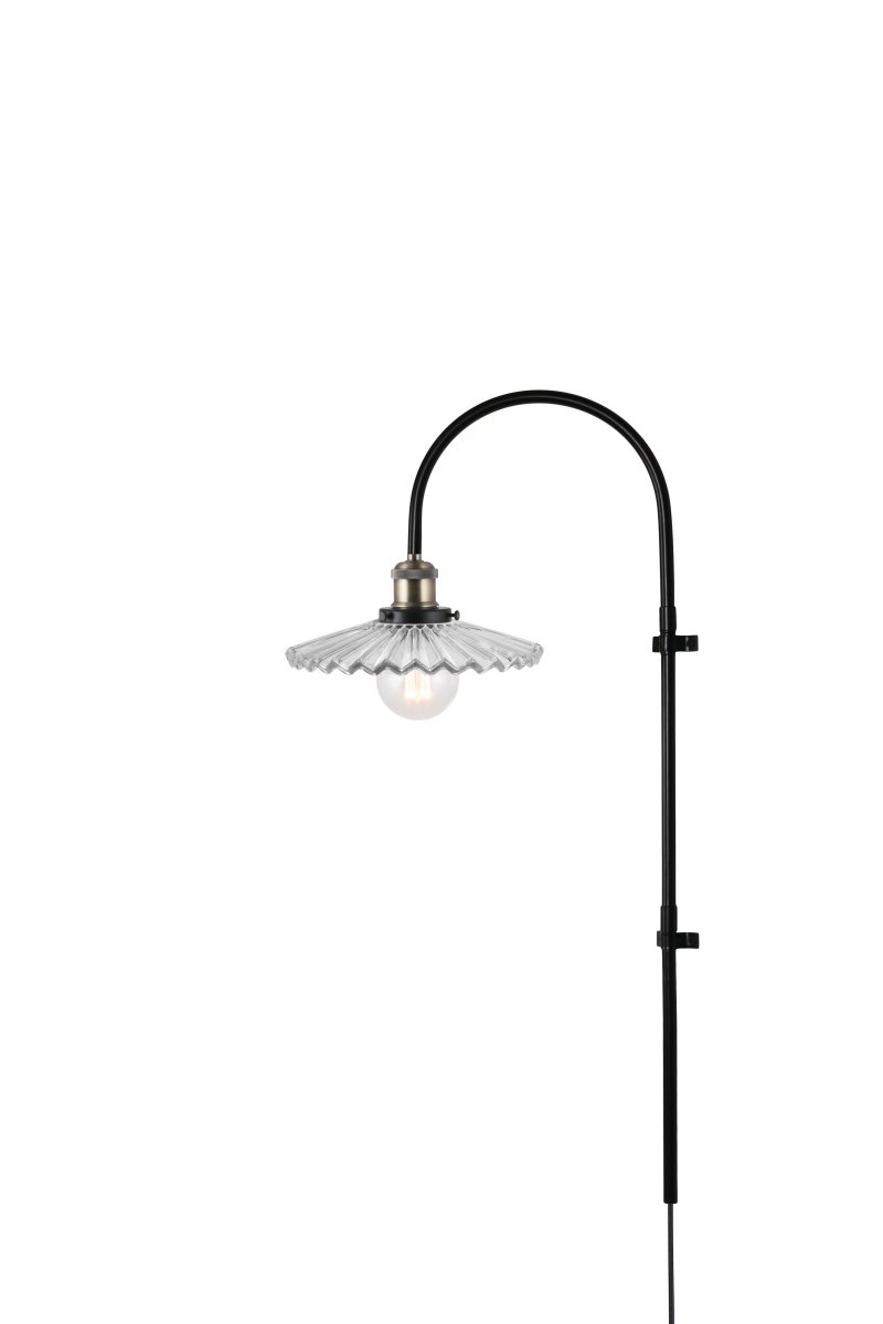 Cobbler 38cm Transparente/negro lámpara de pared De Globen Lighting - El diámetro de la pantalla es de 25 cm y la distancia total desde la pared es de 38 cm.