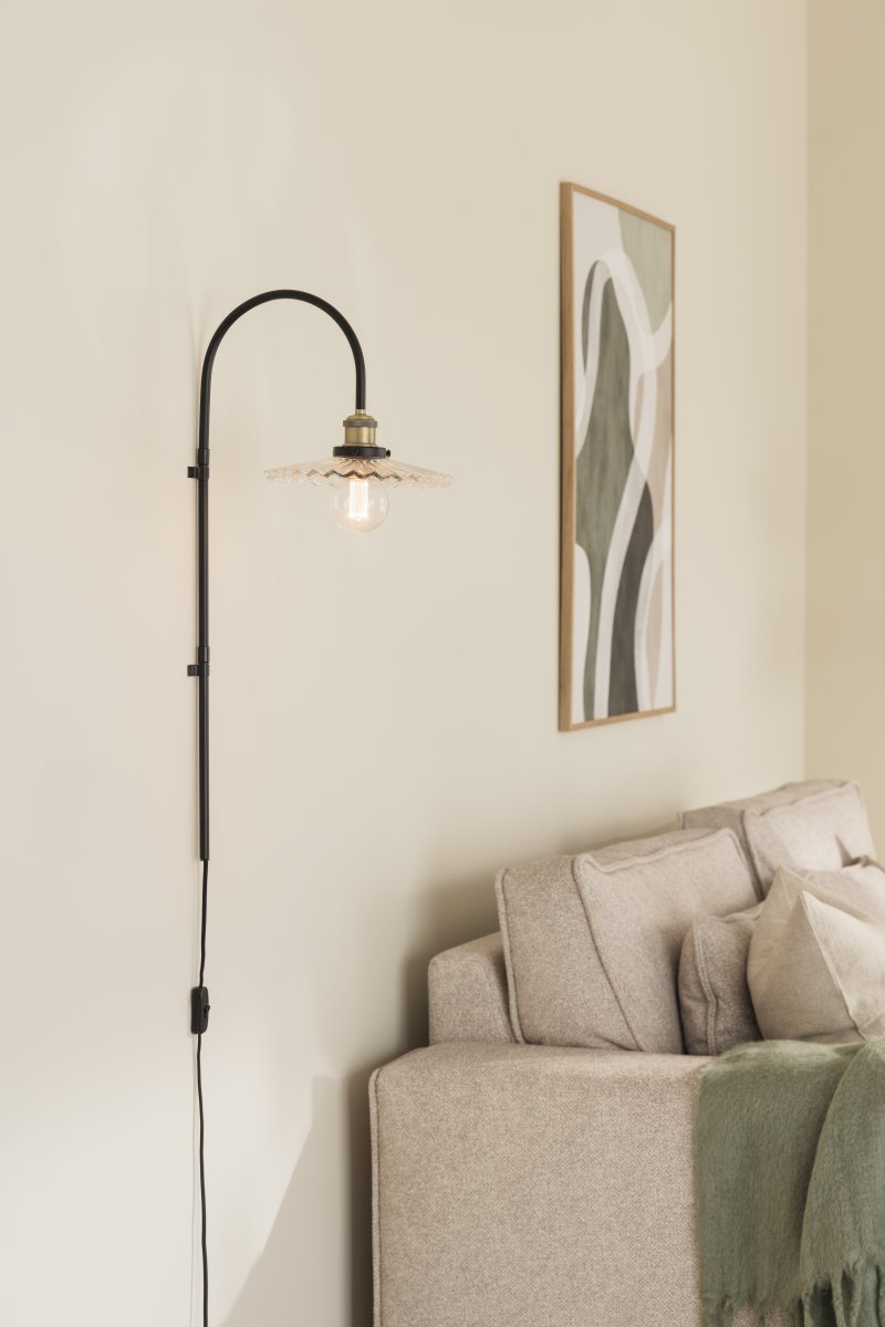 Cobbler 38cm Transparente/negro lámpara de pared De Globen Lighting - El diámetro de la pantalla es de 25 cm y la distancia total desde la pared es de 38 cm.