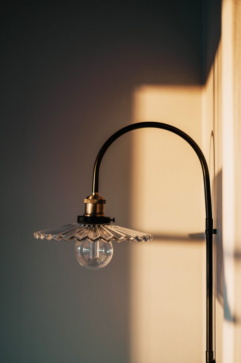 Cobbler 38cm Transparente/negro lámpara de pared De Globen Lighting - El diámetro de la pantalla es de 25 cm y la distancia total desde la pared es de 38 cm.