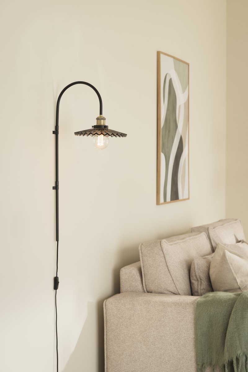 Cobbler 38cm Humo/negro lámpara de pared De Globen Lighting - El diámetro de la pantalla es de 25 cm y la distancia total desde la pared es de 38 cm.