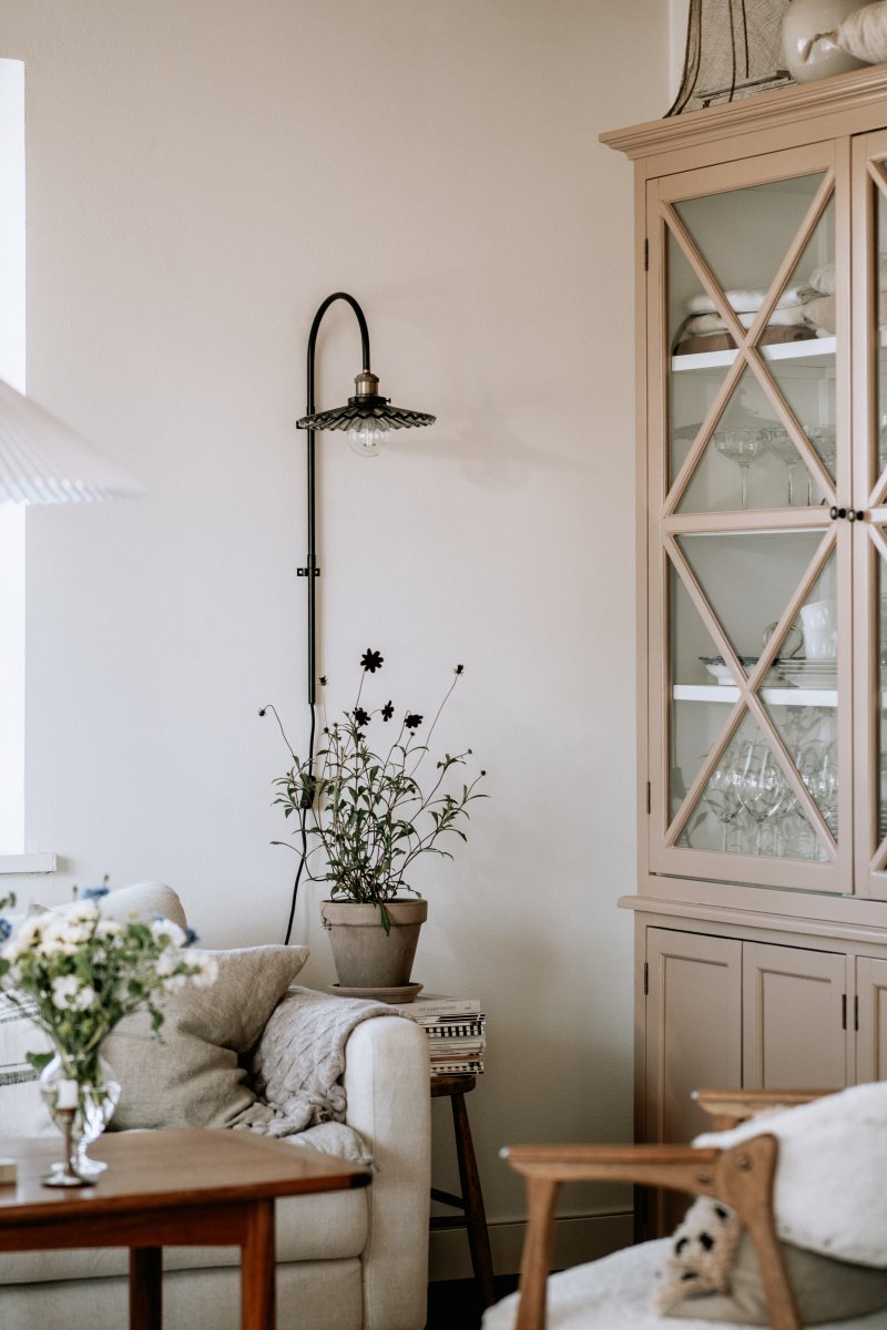 Cobbler 38cm Humo/negro lámpara de pared De Globen Lighting - El diámetro de la pantalla es de 25 cm y la distancia total desde la pared es de 38 cm.