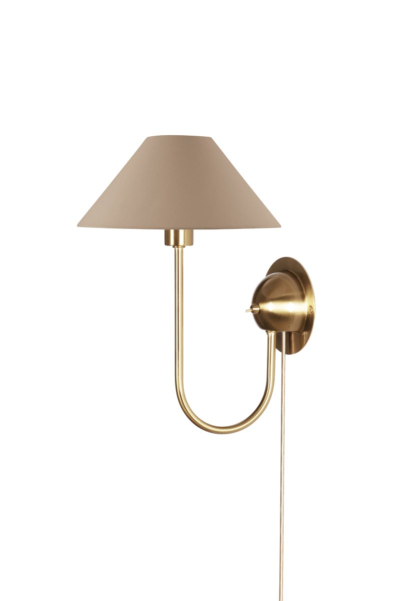 Iris 32cm Latón/marrón lámpara de pared De Globen Lighting - Su brazo ligeramente curvado armoniza a la perfección con la pantalla de tela marrón, dándole a la lámpara un aspecto cálido y clásico.