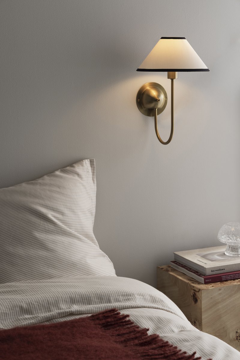 Iris 32cm Latón/blanco crema lámpara de pared De Globen Lighting - El paquete incluye un cable de tela beige de 2 metros, un interruptor y un enchufe.