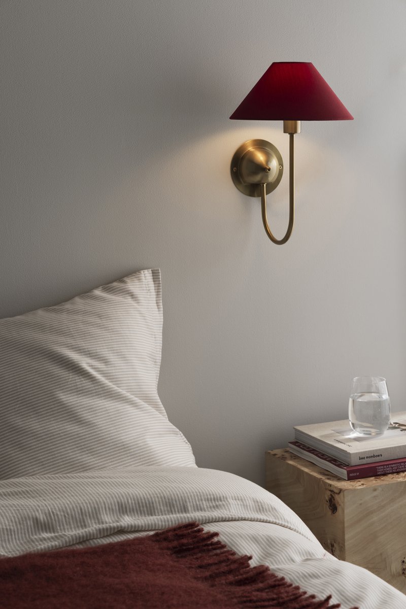 Iris 32cm Latón/burdeos lámpara de pared De Globen Lighting - El paquete incluye un cable de tela beige de 2 metros, un interruptor y un enchufe.