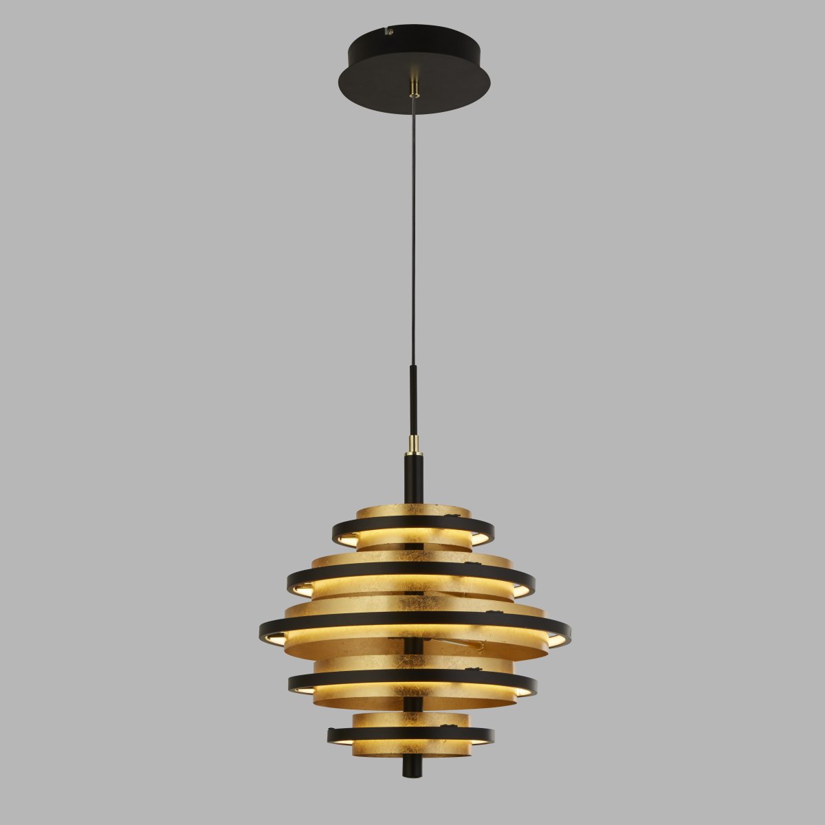 Hive Ø40 Negro mate Lámpas de techo De Searchlight - La lámpara colgante LED Hive, bellamente detallada y con 5 puntos de luz, presenta tres discos de color dorado con bordes negros.