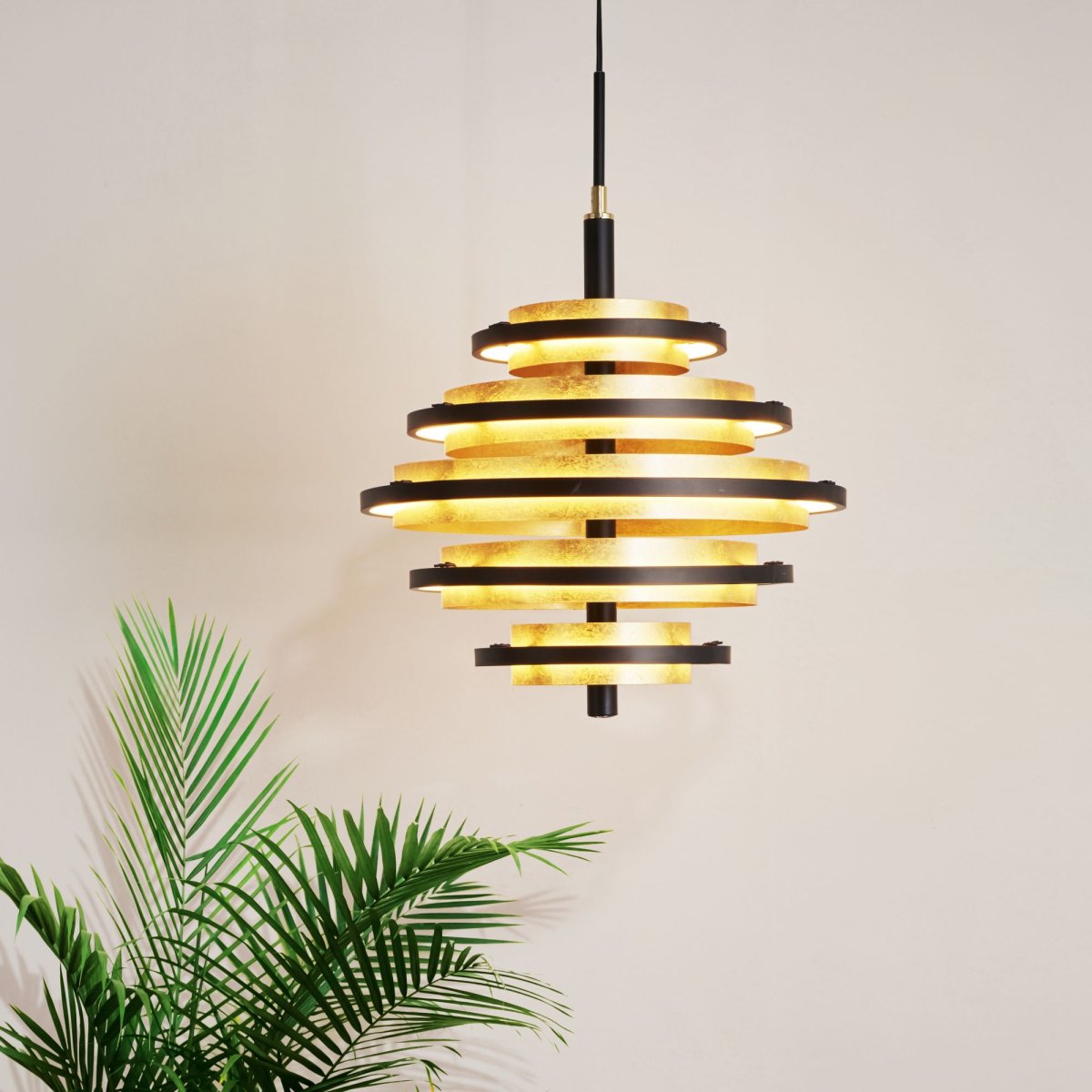 Hive Ø40 Negro mate Lámpas de techo De Searchlight - La lámpara colgante LED Hive, bellamente detallada y con 5 puntos de luz, presenta tres discos de color dorado con bordes negros.