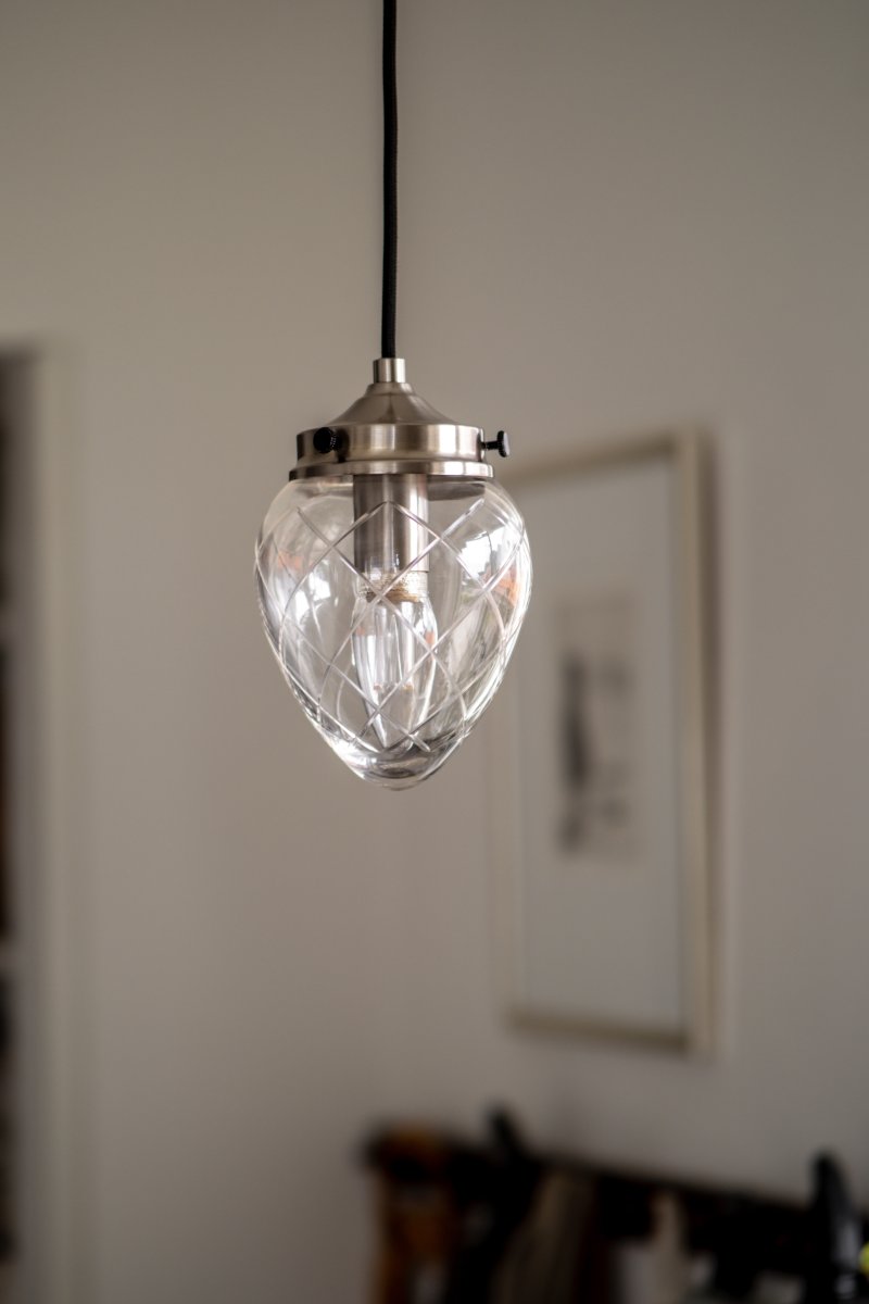 Juni Ø10 Acero antiguo/transparente lámpara de ventana De Globen Lighting - La lámpara cuenta con un cable textil de 350 cm con interruptor y enchufe.
