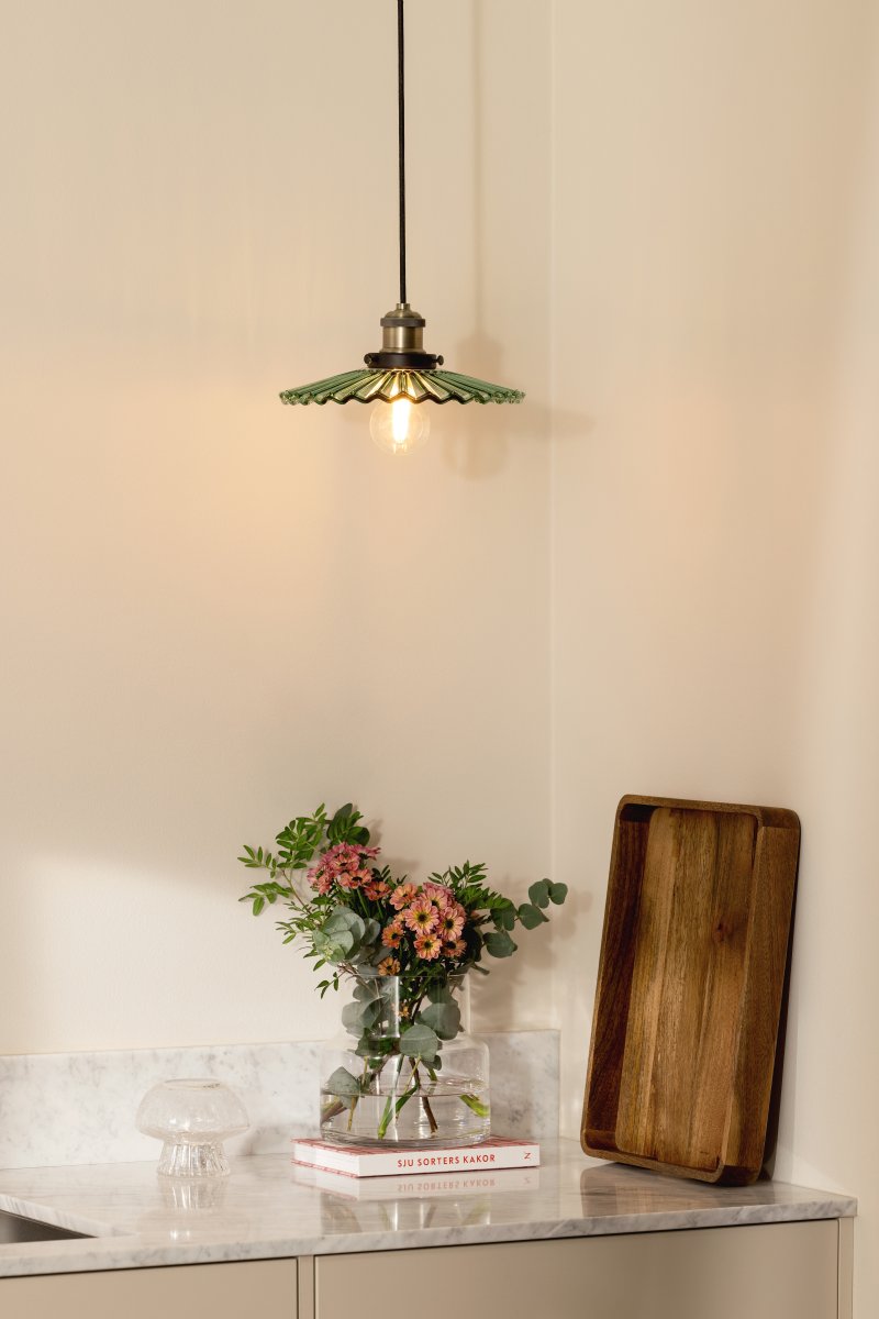 Cobbler Ø25 Verde Lámpas de techo De Globen Lighting - Cuenta con una pantalla de vidrio plisado que proporciona una hermosa distribución de la luz.