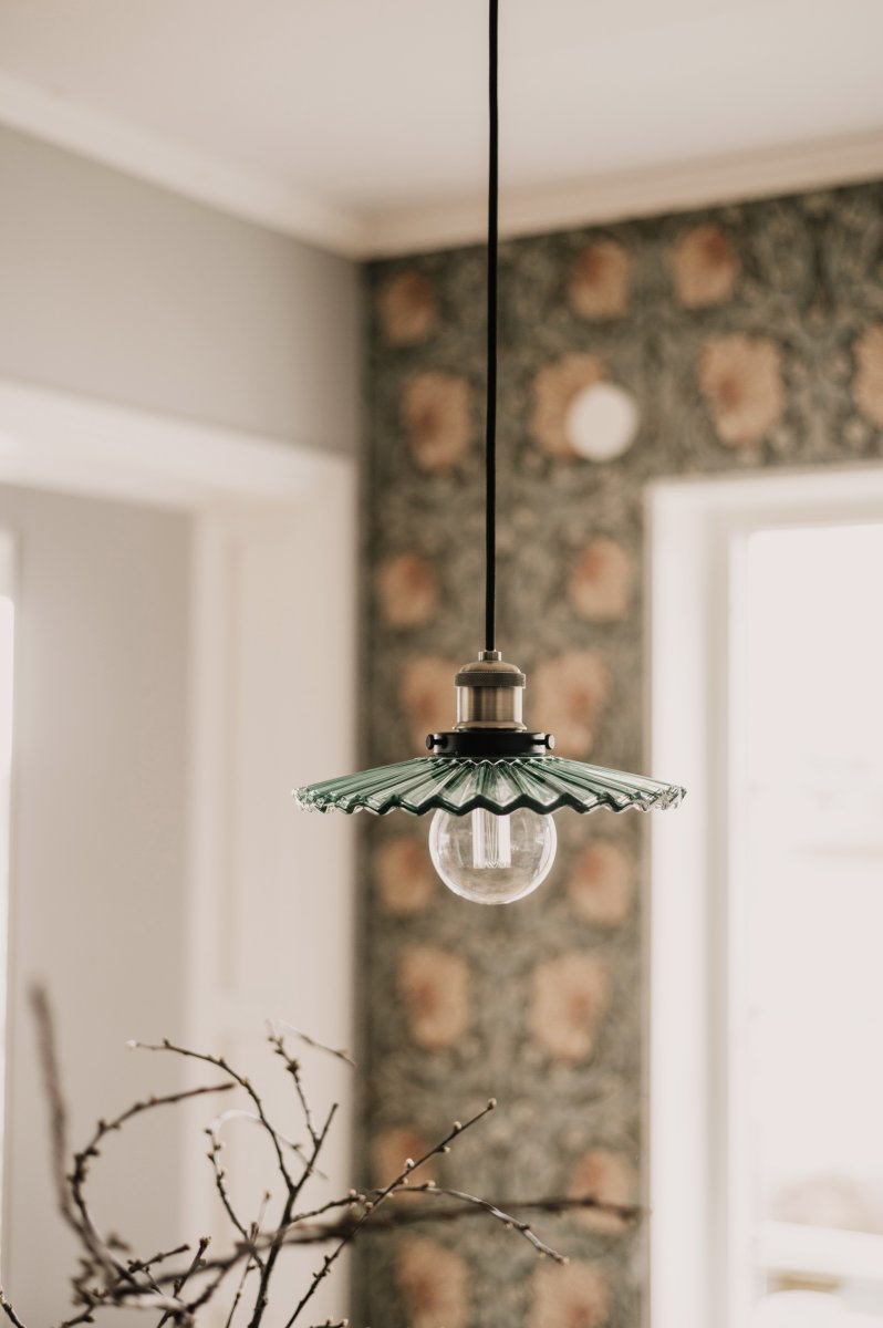 Cobbler Ø25 Verde Lámpas de techo De Globen Lighting - Cuenta con una pantalla de vidrio plisado que proporciona una hermosa distribución de la luz.