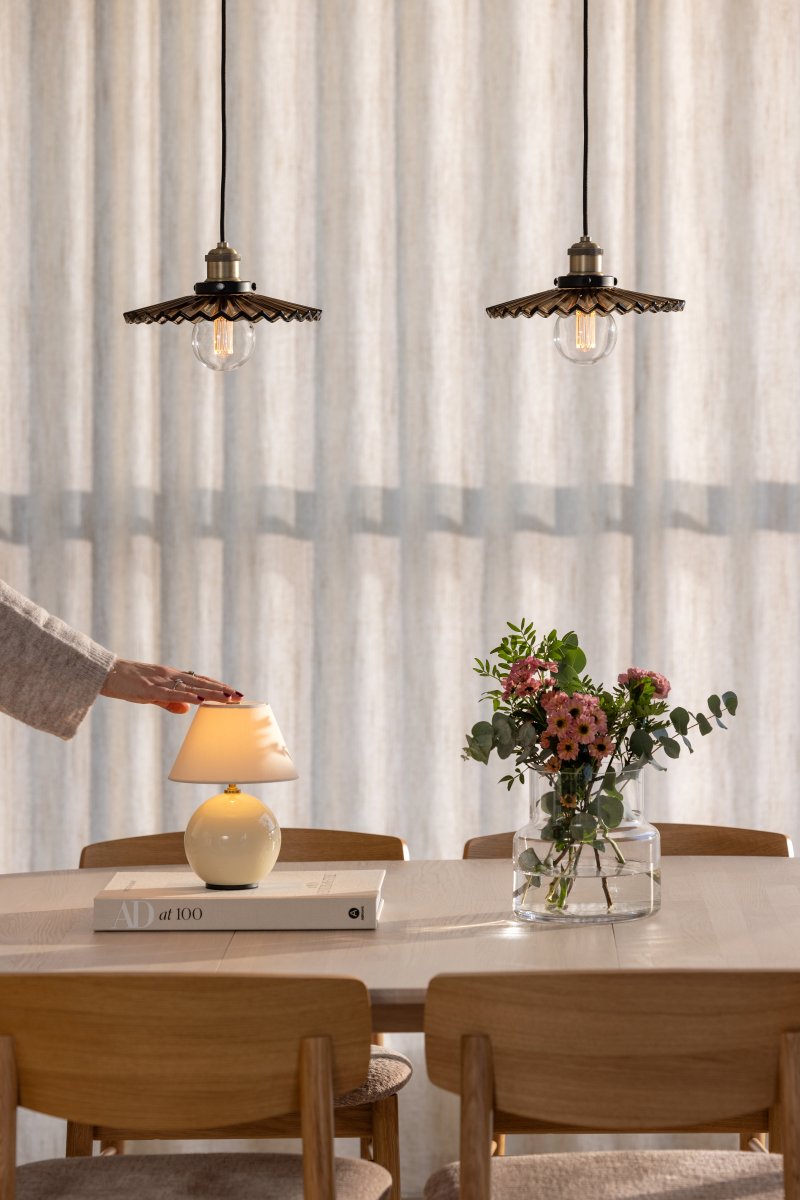 Cobbler Ø25 Marrón Lámpas de techo De Globen Lighting - Cuenta con una pantalla de vidrio plisado que proporciona una hermosa distribución de la luz.