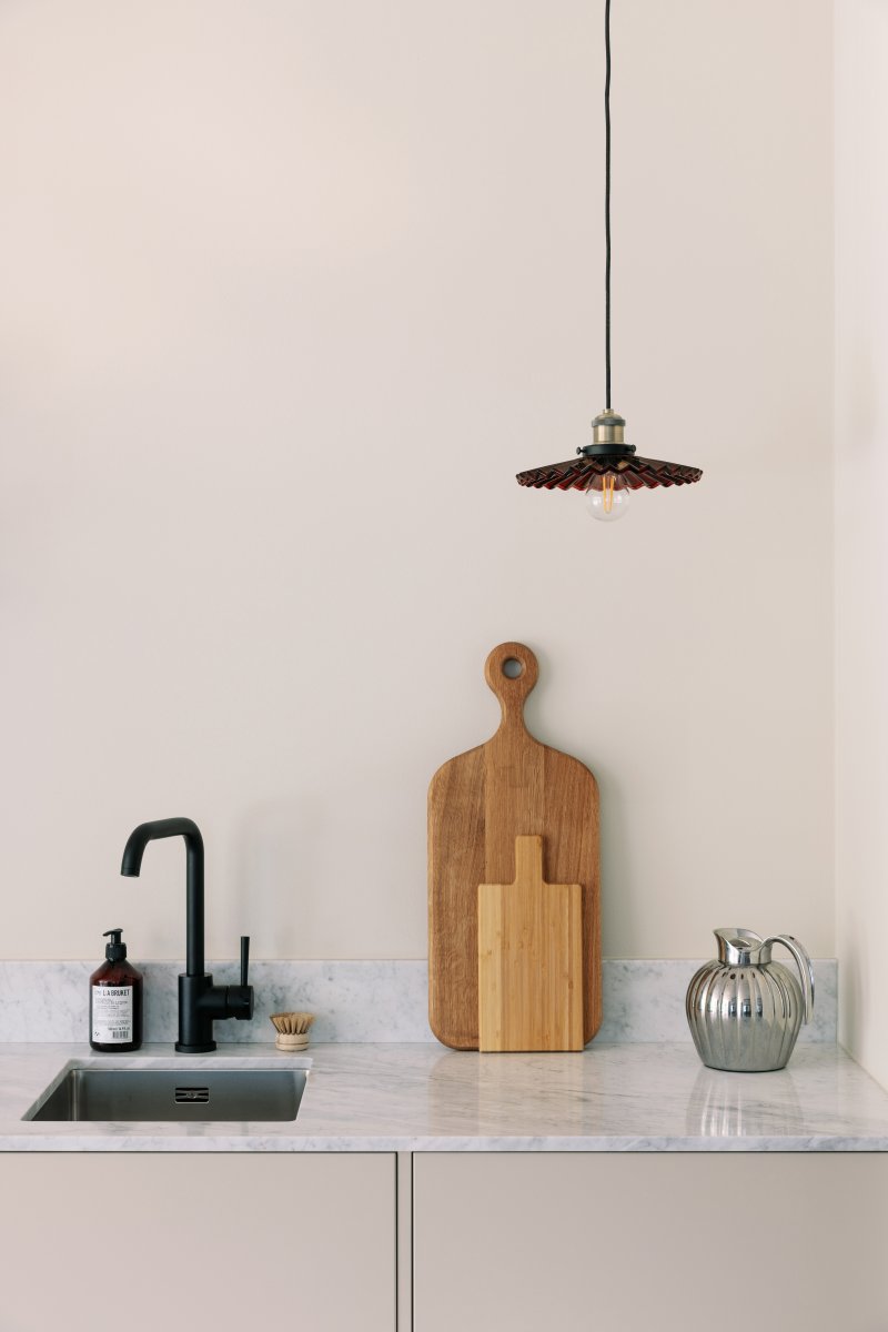 Cobbler Ø25 borgoña Lámpas de techo De Globen Lighting - Cuenta con una pantalla de vidrio plisado que proporciona una hermosa distribución de la luz.