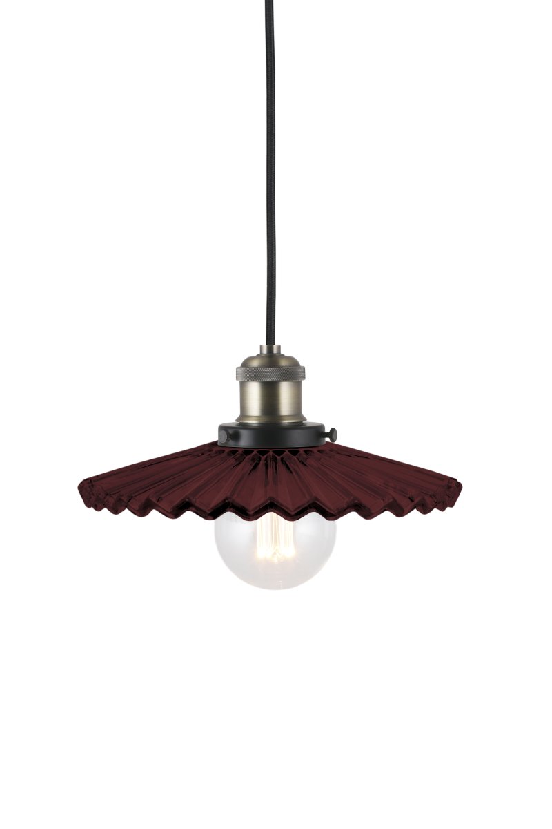 Cobbler Ø25 borgoña Lámpas de techo De Globen Lighting - Cuenta con una pantalla de vidrio plisado que proporciona una hermosa distribución de la luz.