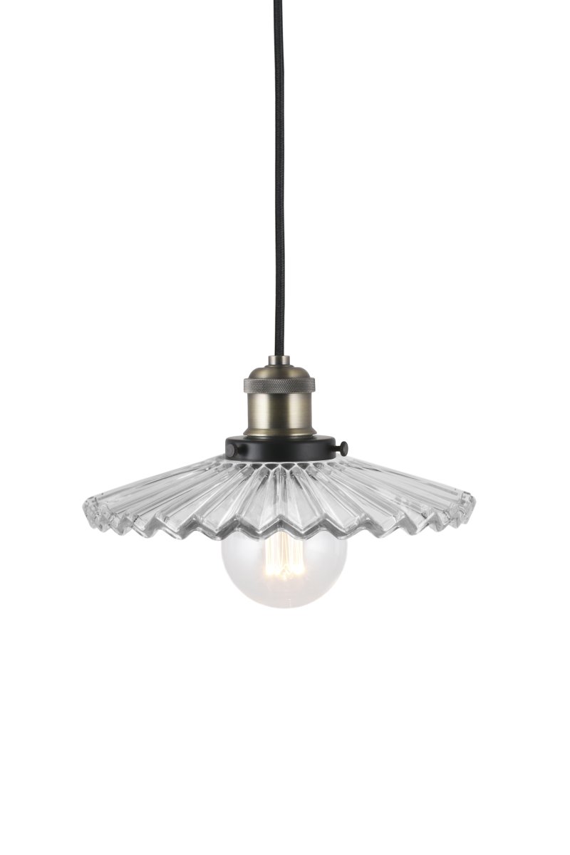Cobbler Ø25 Transparente Lámpas de techo De Globen Lighting - Cuenta con una pantalla de vidrio plisado que proporciona una hermosa distribución de la luz.