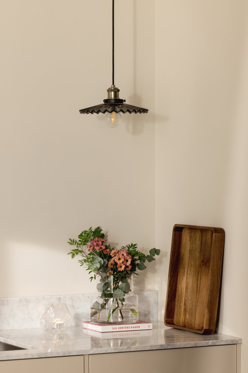 Cobbler Ø25 Color humo Lámpas de techo De Globen Lighting - Cuenta con una pantalla de vidrio plisado que proporciona una hermosa distribución de la luz.