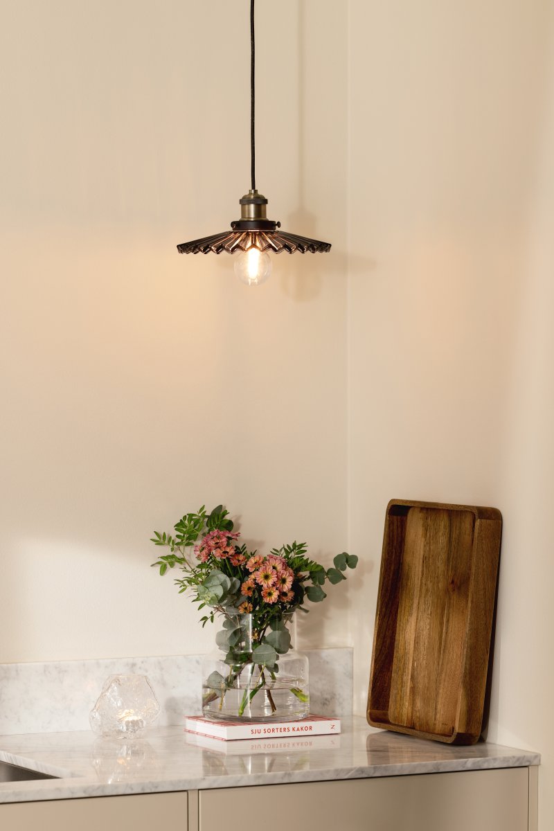 Cobbler Ø25 Color humo Lámpas de techo De Globen Lighting - Cuenta con una pantalla de vidrio plisado que proporciona una hermosa distribución de la luz.