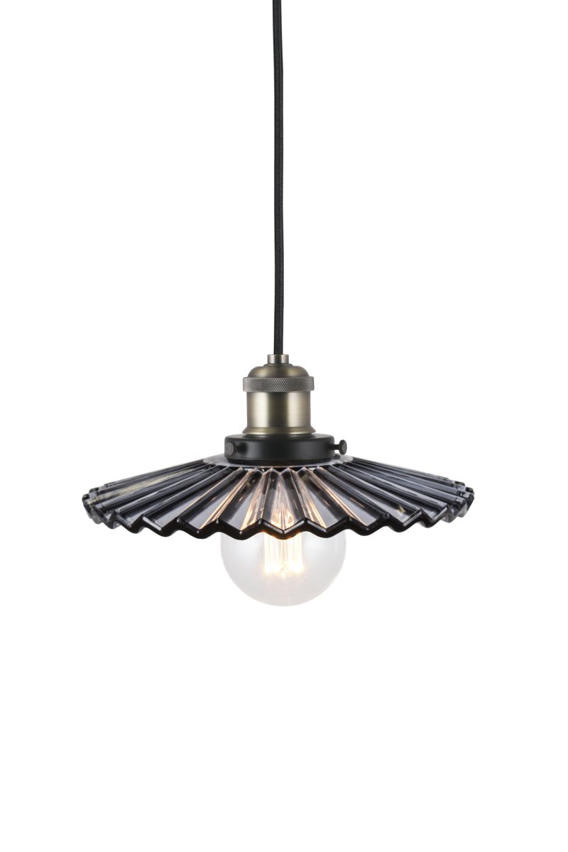 Cobbler Ø25 Color humo Lámpas de techo De Globen Lighting - Cuenta con una pantalla de vidrio plisado que proporciona una hermosa distribución de la luz.