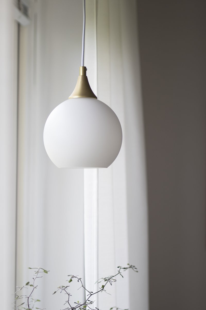 Bowl Ø15 Blanco lámpara de ventana De Globen Lighting - Peque&ntilde;a y elegante l&aacute;mpara colgante de cristal con detalles de lat&oacute;n cepillado.