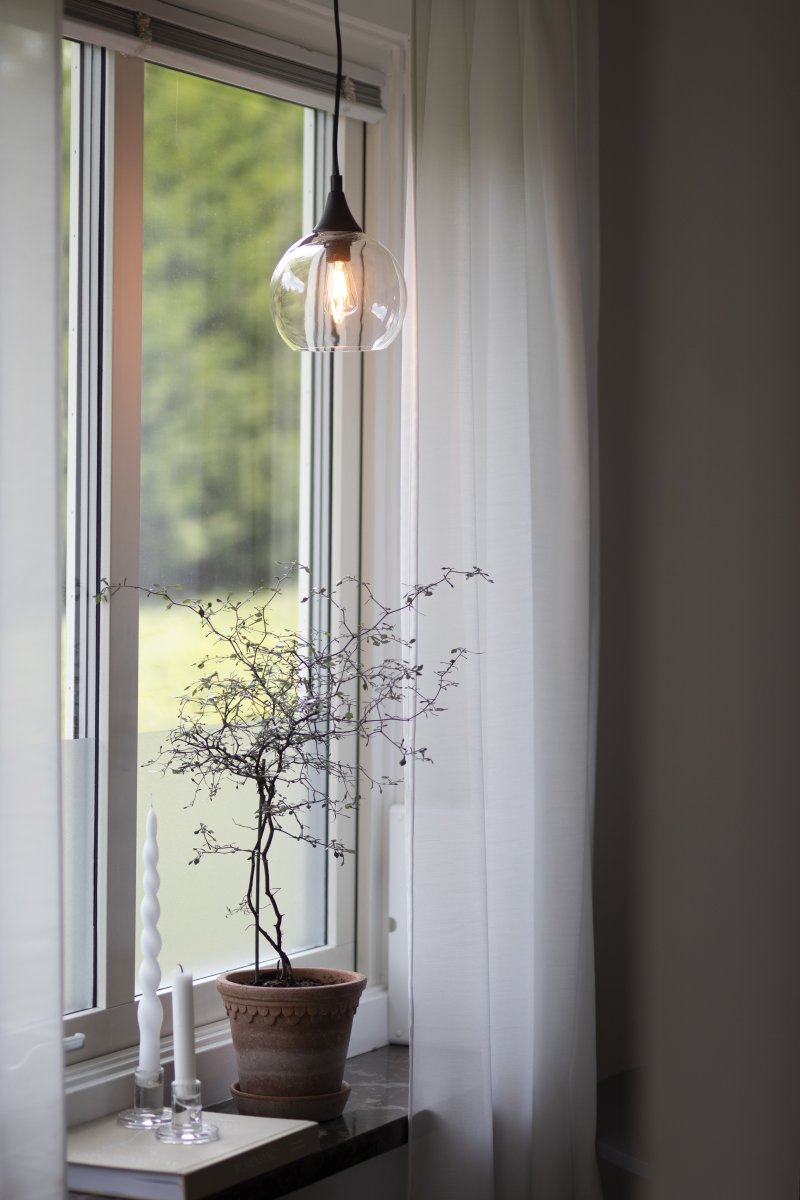 Bowl Ø15 Transparente lámpara de ventana De Globen Lighting - Peque&ntilde;a y elegante l&aacute;mpara colgante de cristal con detalles met&aacute;licos negros.