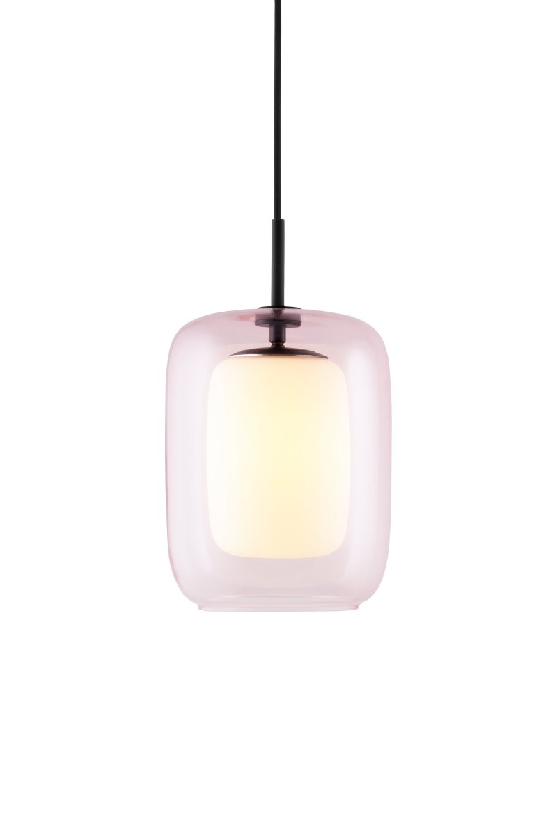 Cuboza Ø20 Durazno Lámpas de techo De Globen Lighting - La l&aacute;mpara tiene un cable textil negro de 120 cm de largo y una caja de techo de pl&aacute;stico negro.