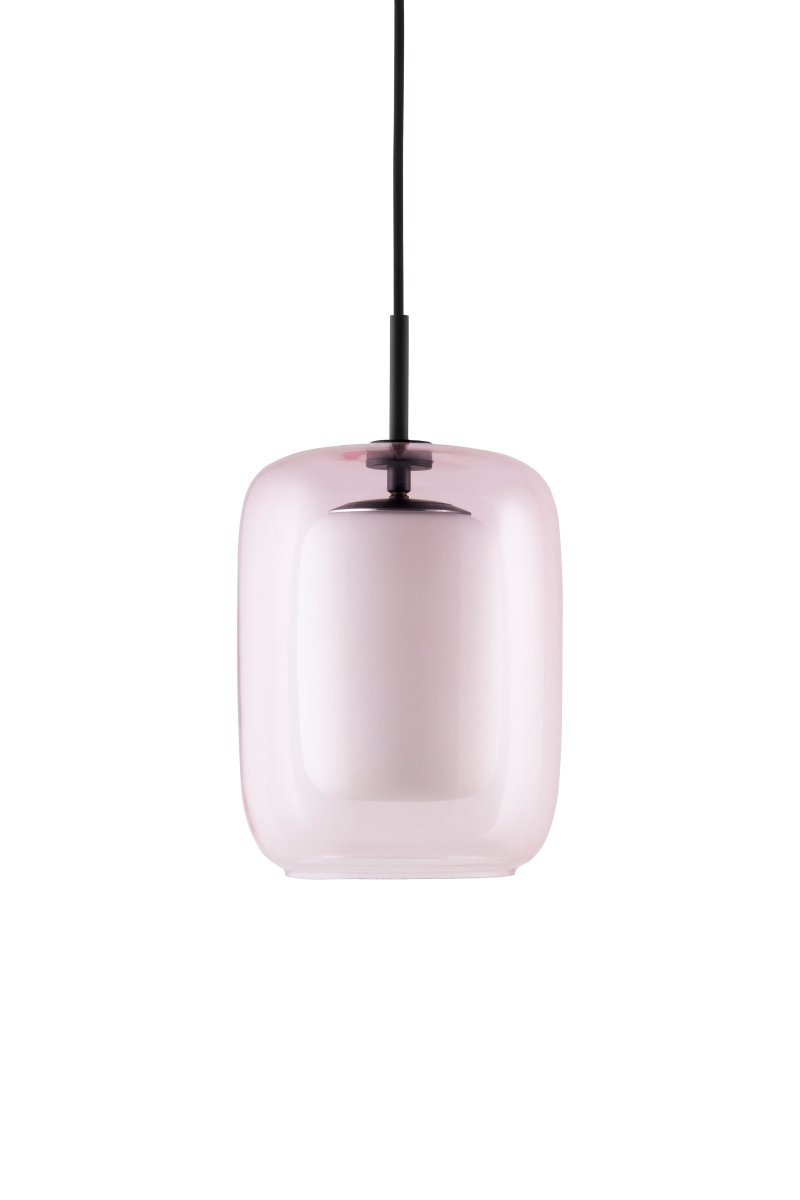 Cuboza Ø20 Durazno Lámpas de techo De Globen Lighting - La l&aacute;mpara tiene un cable textil negro de 120 cm de largo y una caja de techo de pl&aacute;stico negro.