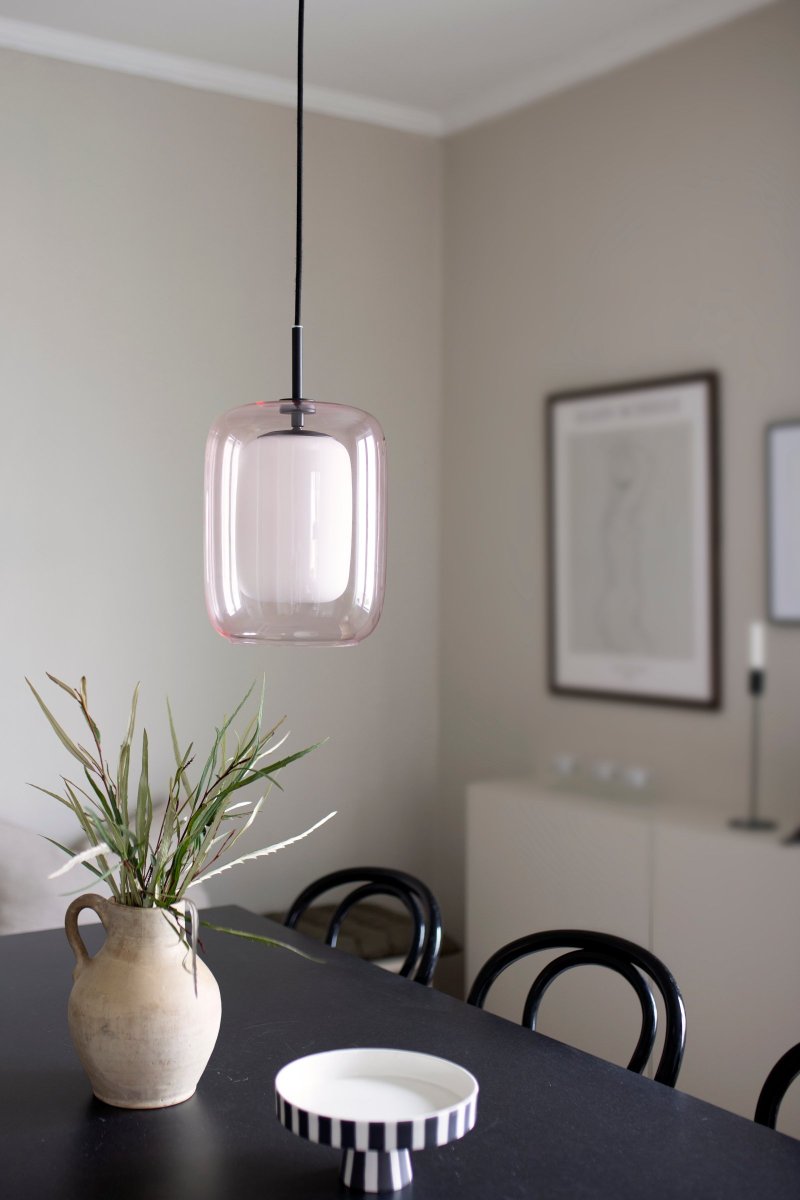 Cuboza Ø20 Durazno Lámpas de techo De Globen Lighting - La l&aacute;mpara tiene un cable textil negro de 120 cm de largo y una caja de techo de pl&aacute;stico negro.