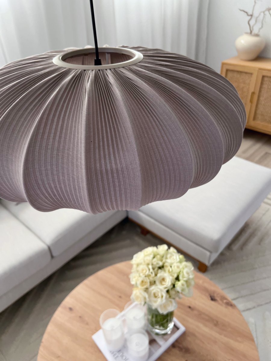 Mamsell Ø55 Gris Lámpas de techo De Aneta Lighting - La lámpara de techo Mamsell está recubierta de un tejido elástico finamente plisado que proporciona una luz agradable y ligeramente tenue.