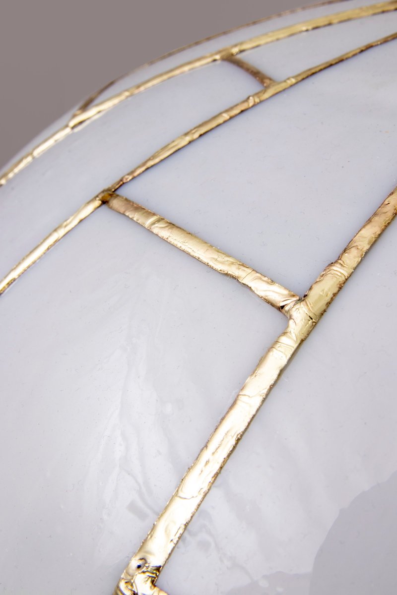 Ombrello Ø60 Blanco Lámpas de techo De Globen Lighting - La l&aacute;mpara cuenta con un cable textil negro de 120 cm de longitud y un portal&aacute;mparas de techo de metal color lat&oacute;n.