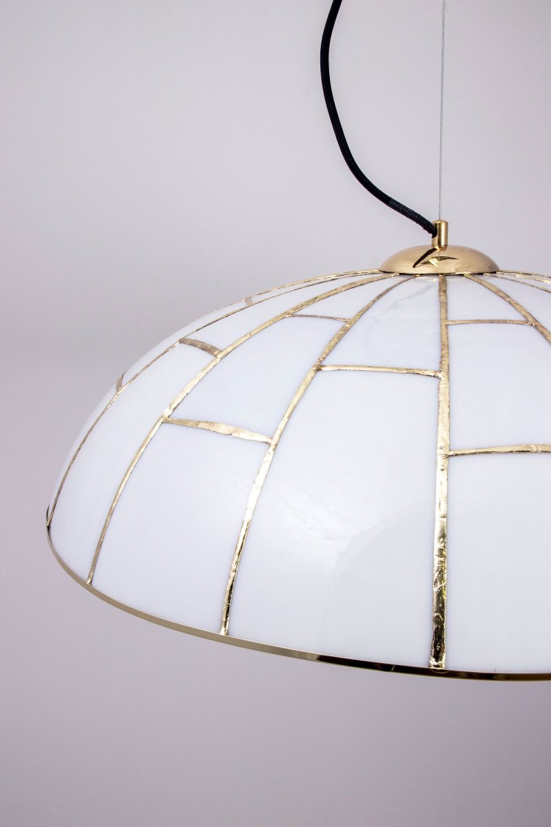 Ombrello Ø60 Blanco Lámpas de techo De Globen Lighting - La l&aacute;mpara cuenta con un cable textil negro de 120 cm de longitud y un portal&aacute;mparas de techo de metal color lat&oacute;n.