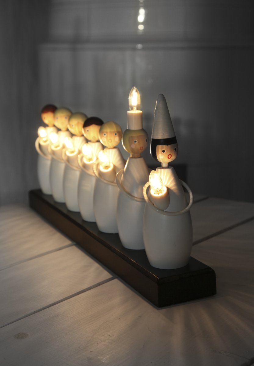 Lucia Choir Blanco De Star Trading - Colgante cl&aacute;sico Luc&iacute;a en forma de candelabro de Adviento de madera.