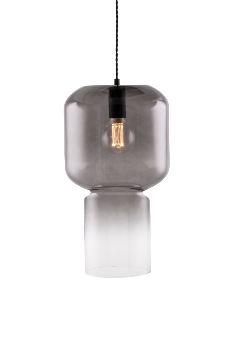 Nog Ø25 Color humo Lámpas de techo De Globen Lighting - Nog tiene un cable textil trenzado negro de 120 cm de largo y un enchufe de techo de plástico negro.