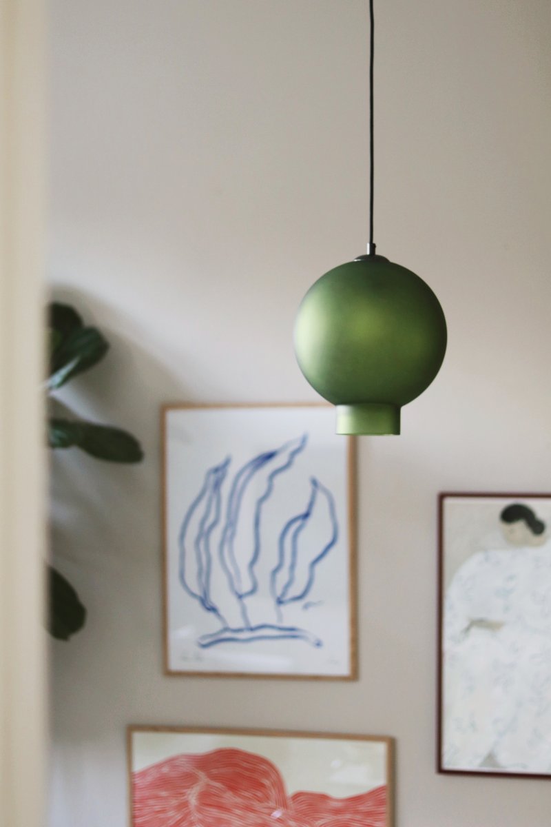 Bams Ø25 Verde Lámpas de techo De Globen Lighting - La l&aacute;mpara colgante Bams, con su forma moderna y su hermoso vidrio esmerilado, aporta una luz suave y sutil a tu interior.