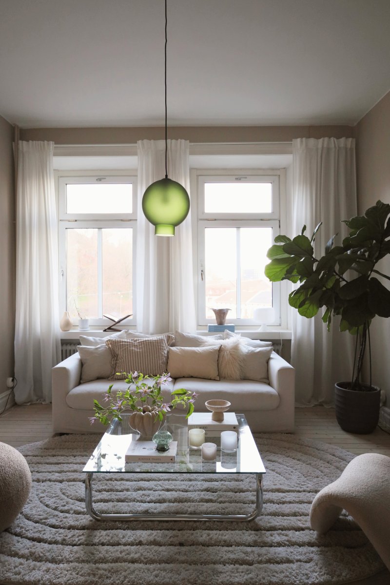 Bams Ø25 Verde Lámpas de techo De Globen Lighting - La l&aacute;mpara colgante Bams, con su forma moderna y su hermoso vidrio esmerilado, aporta una luz suave y sutil a tu interior.